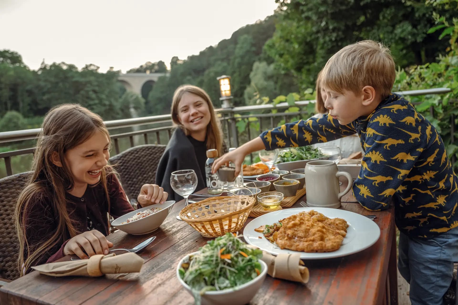 Kinder beim Spielen am Flussufer in Sachsen – TMGS Familienkampagne fotografiert von Carsten Beier