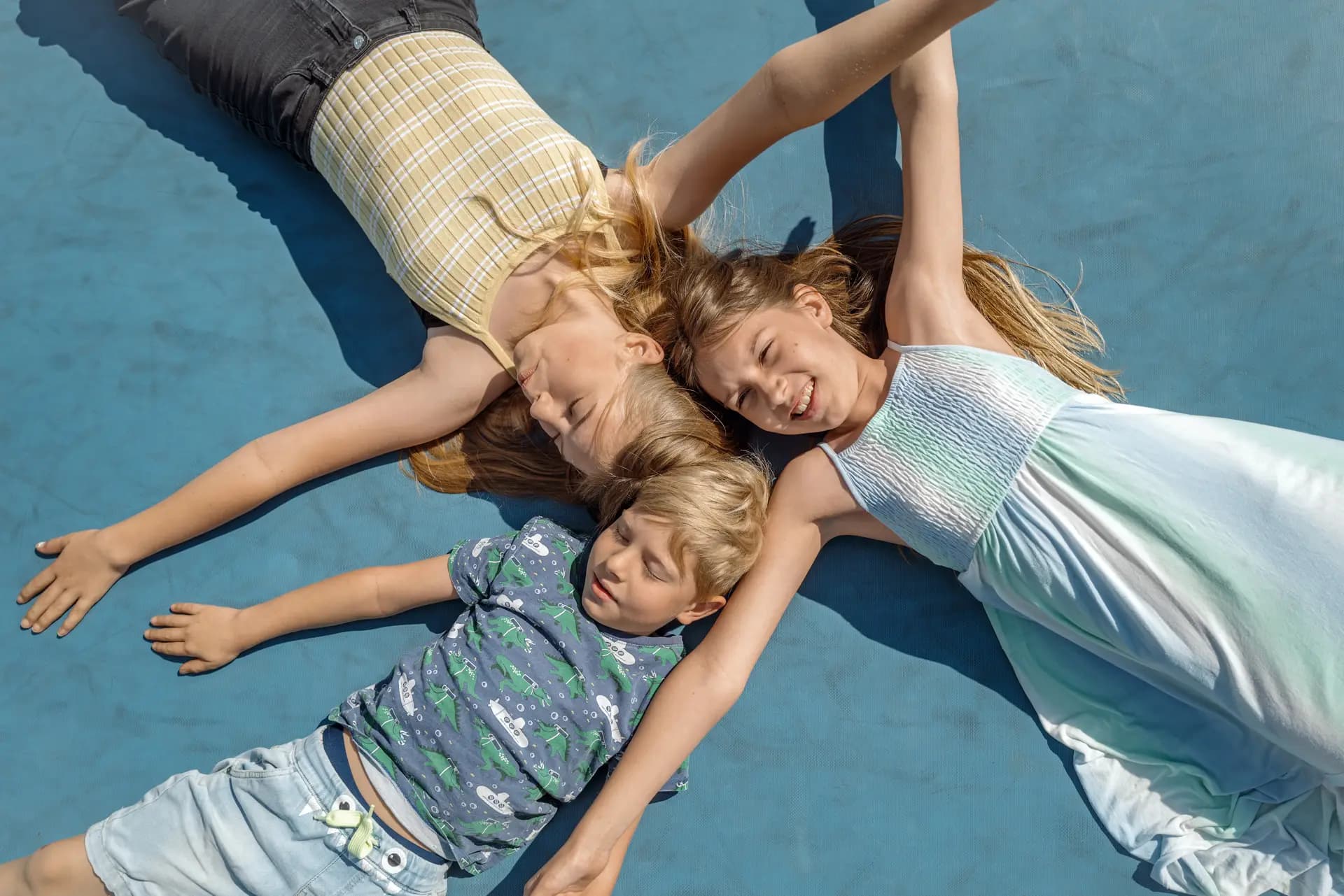 Kinder beim Staunen in einem Tierpark in Sachsen – TMGS Werbefotografie von Carsten Beier