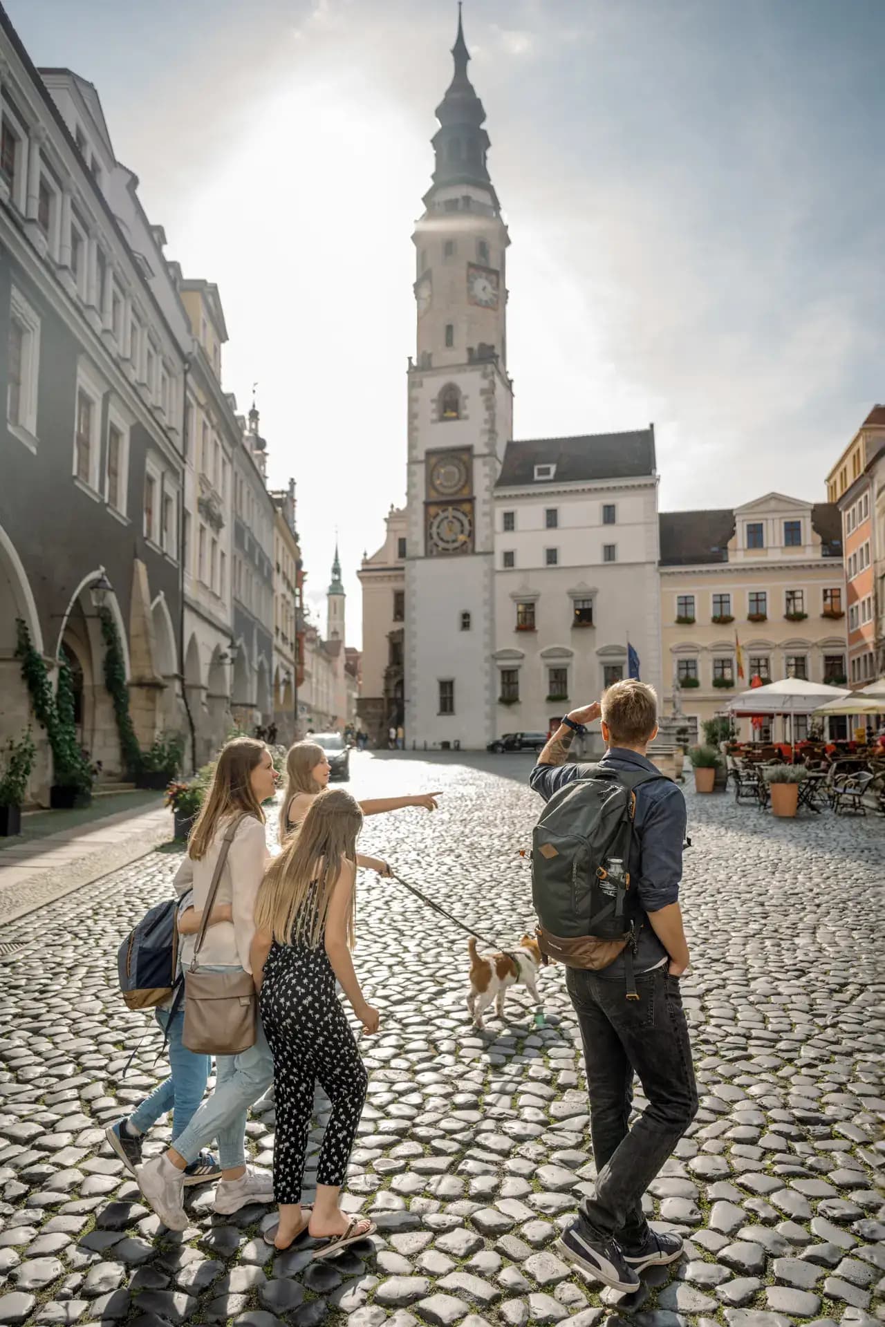 Kinder beim Toben auf einer Wiese in Sachsen – TMGS Familienkampagne von Carsten Beier