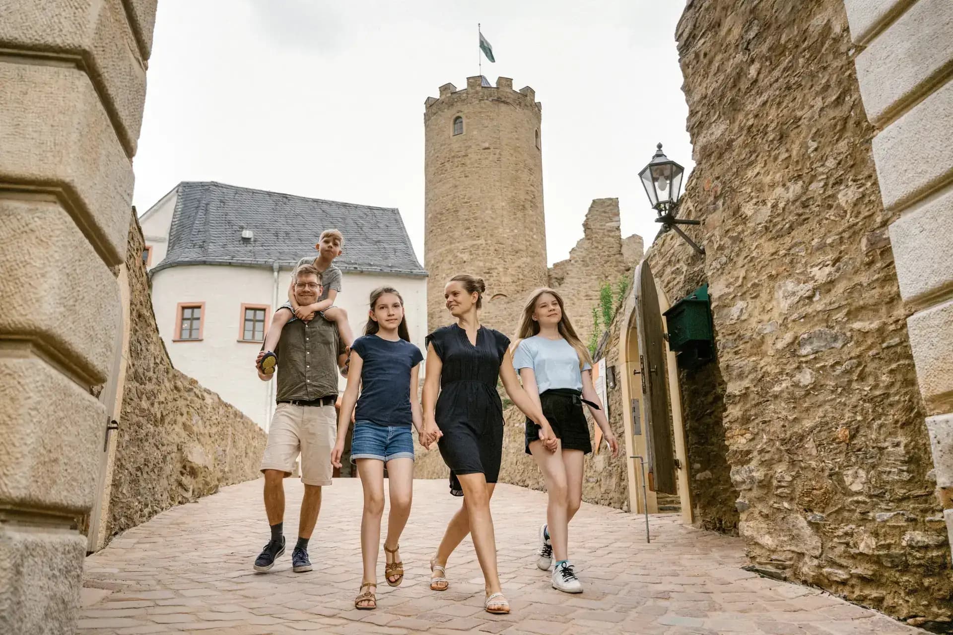 Abenteuerliche Kletterpartie einer Familie in der Sächsischen Schweiz von Carsten Beier