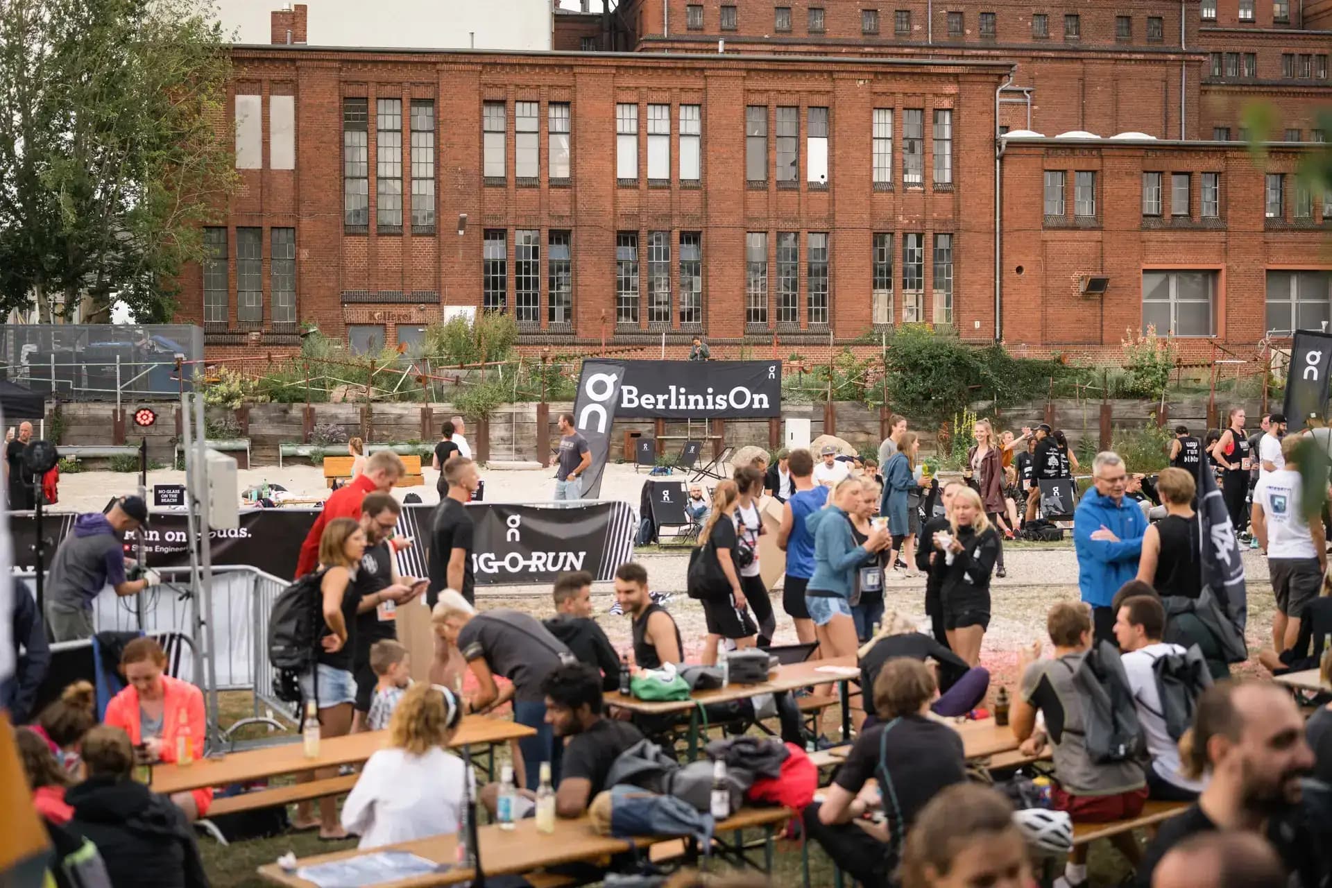 Läufer beim Sprint auf der 5km-Strecke des ON Running Tug-O-Run in Berlin von Carsten Beier