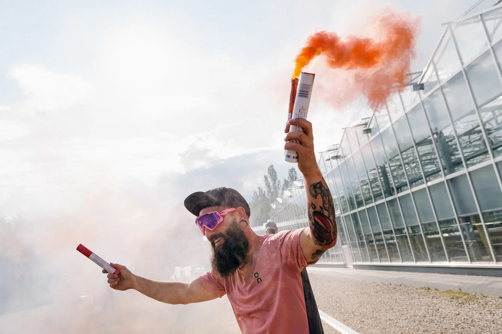 Läufergruppe im Wettkampf beim ON Running Tug-O-Run Event Berlin, fotografiert von Carsten Beier
