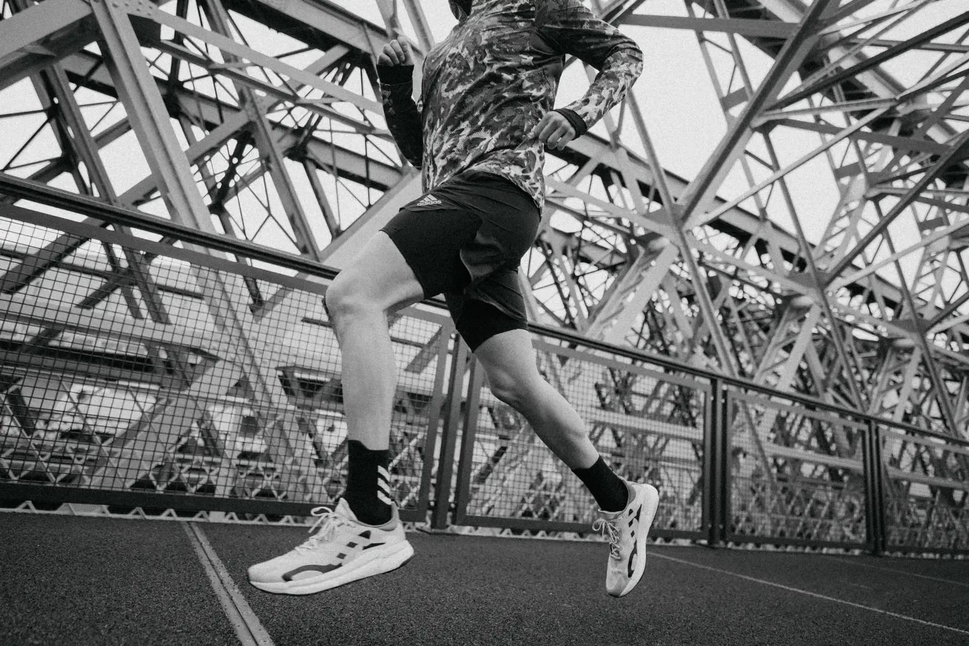 Laufaction im Winter in Dresden – Jan Lau für die Keller X Kampagne, fotografiert von Carsten Beier