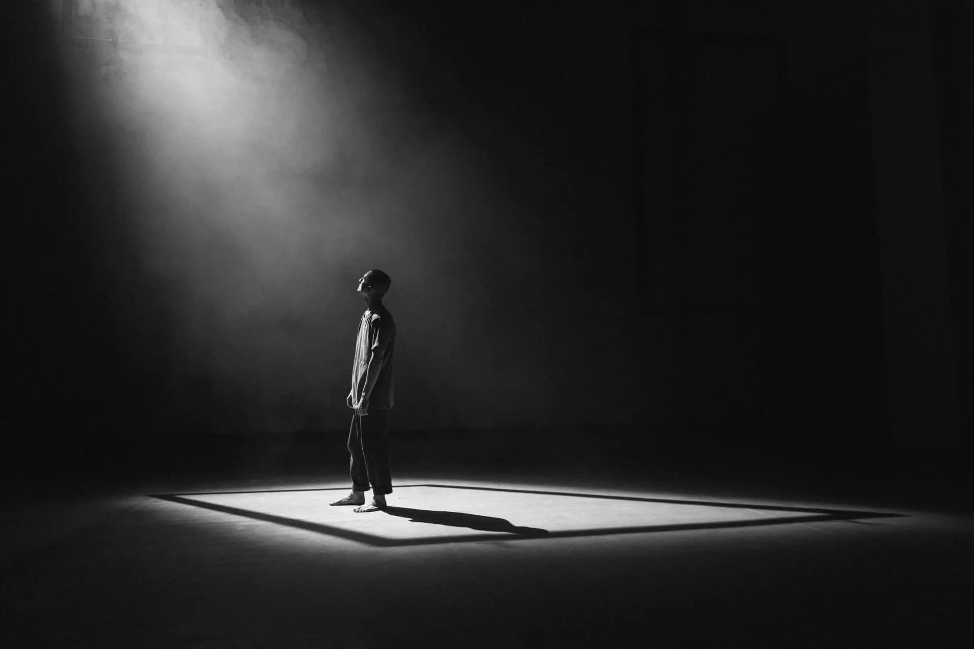 Layover Performance Nahaufnahme Alexander Miller im Festspielhaus Hellerau Dresden von Carsten Beier