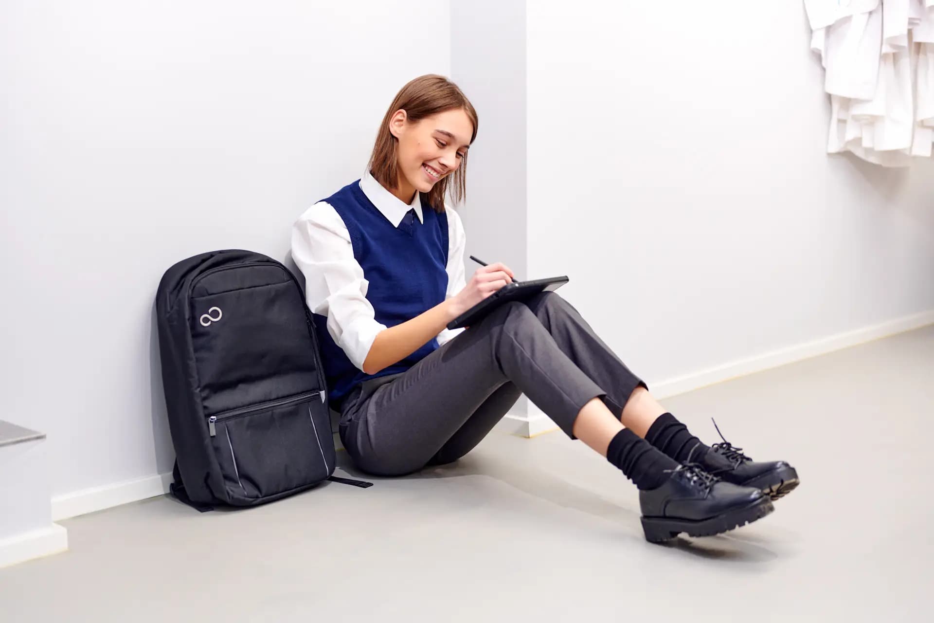 Lehrerin mit Tablet im modernen Klassenzimmer – Fujitsu Kampagnenfotografie Berlin von Carsten Beier