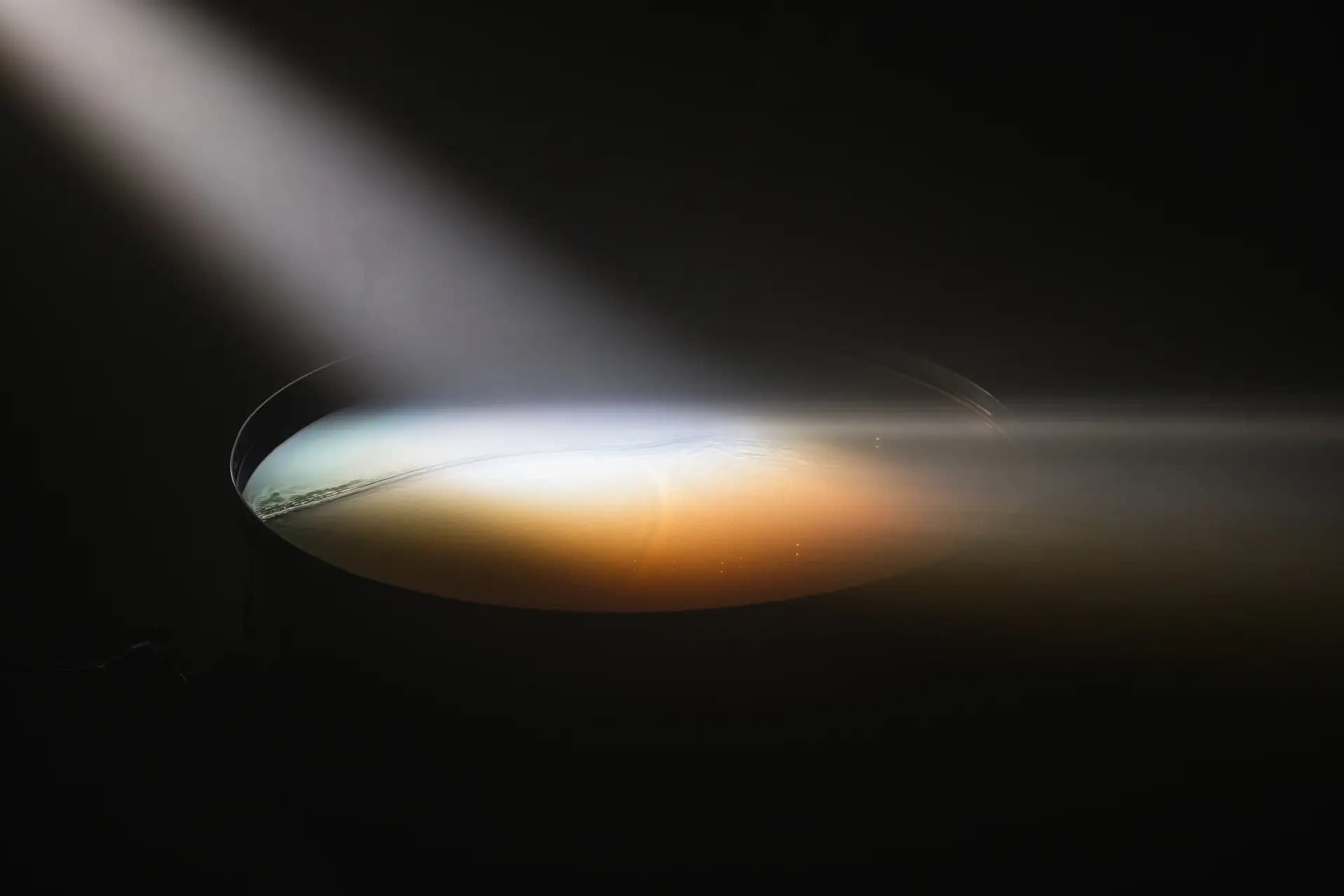 Lichtinstallation in der Darkrooms Ausstellung Berlin von Boris Acket, fotografiert von Carsten Beier