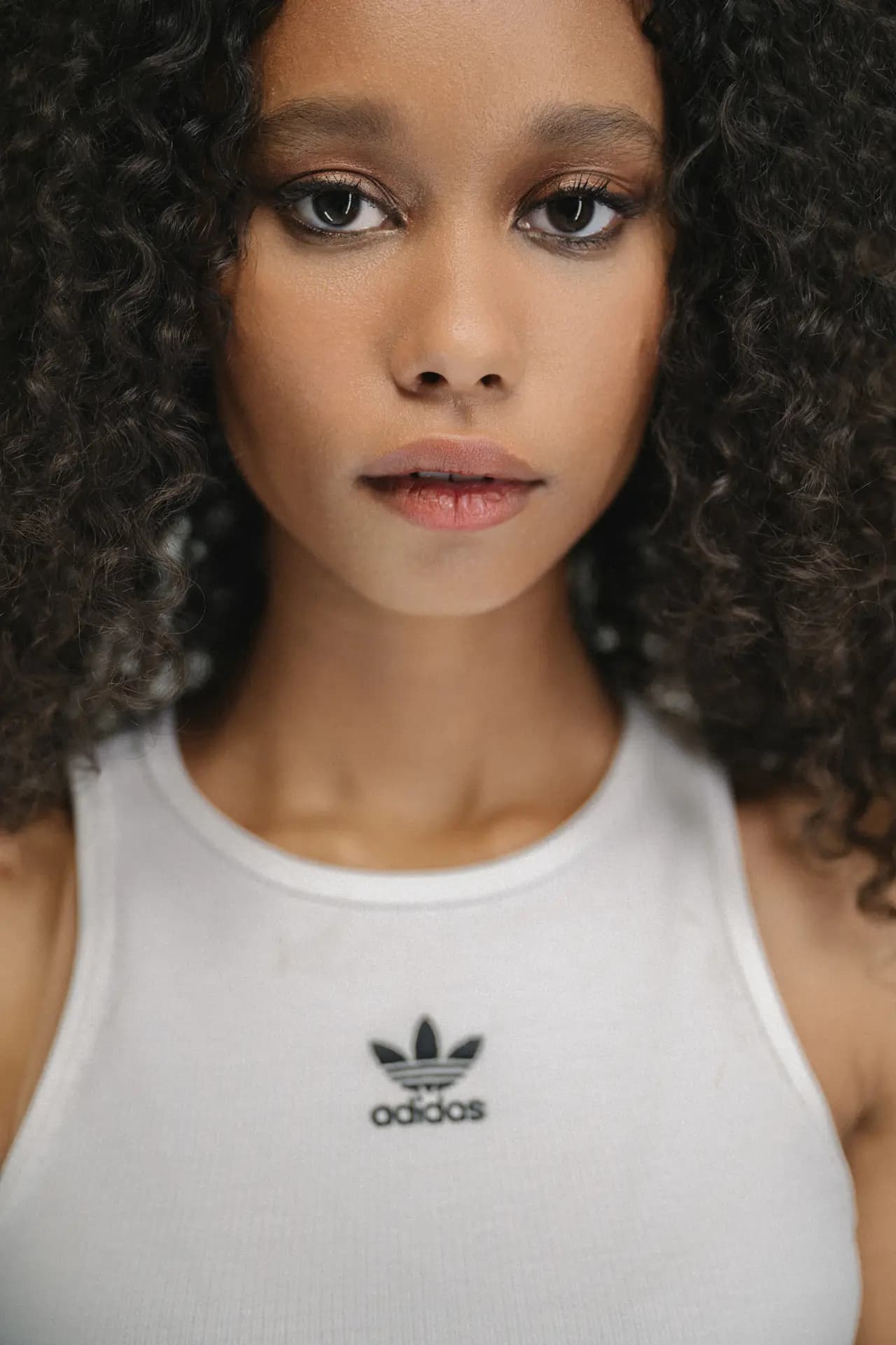 Model im Adidas Into The Metaverse Outfit mit leuchtenden Farben, Werbefotografie Carsten Beier