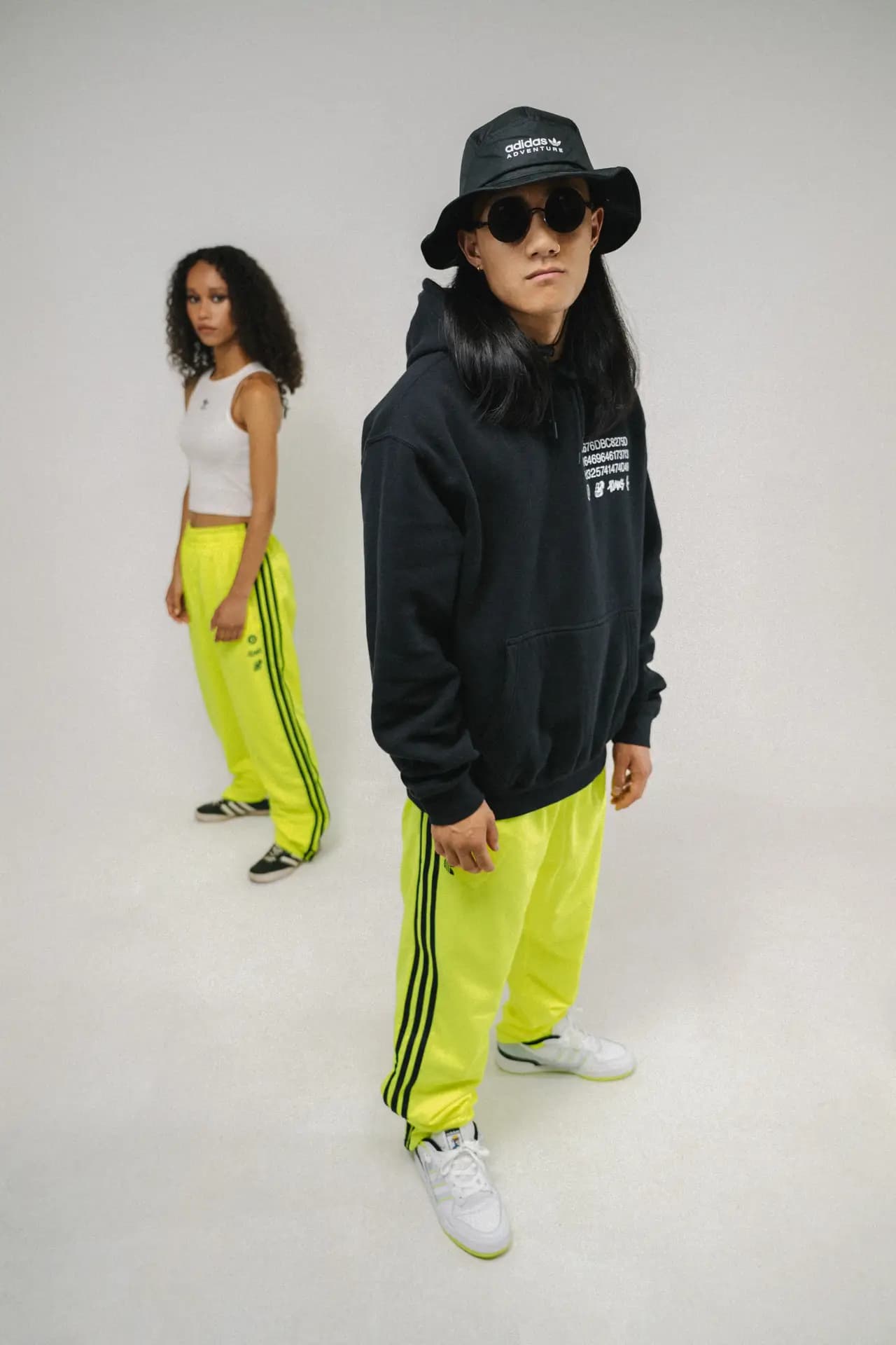 Model Buduc im Adidas BAYC Anzug im Studio PhaseOne, professionelle Fotografie von Carsten Beier