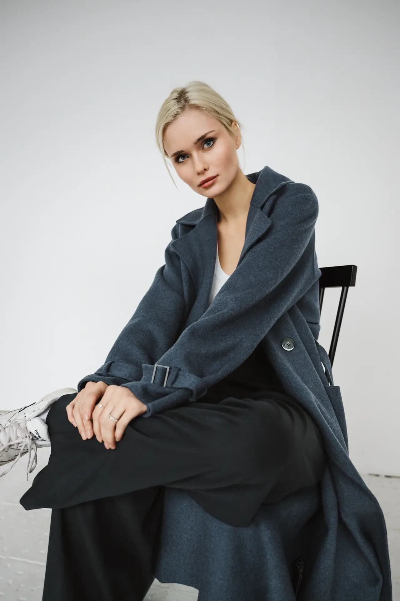 Model Jessie ausdrucksstarkes Modeportrait im Studio Leipzig, fotografiert von Carsten Beier