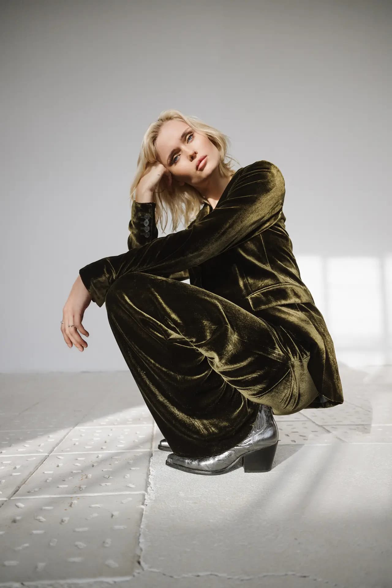 Model Jessie im Tageslichtstudio Leipzig, professionelle Modefotografie von Carsten Beier