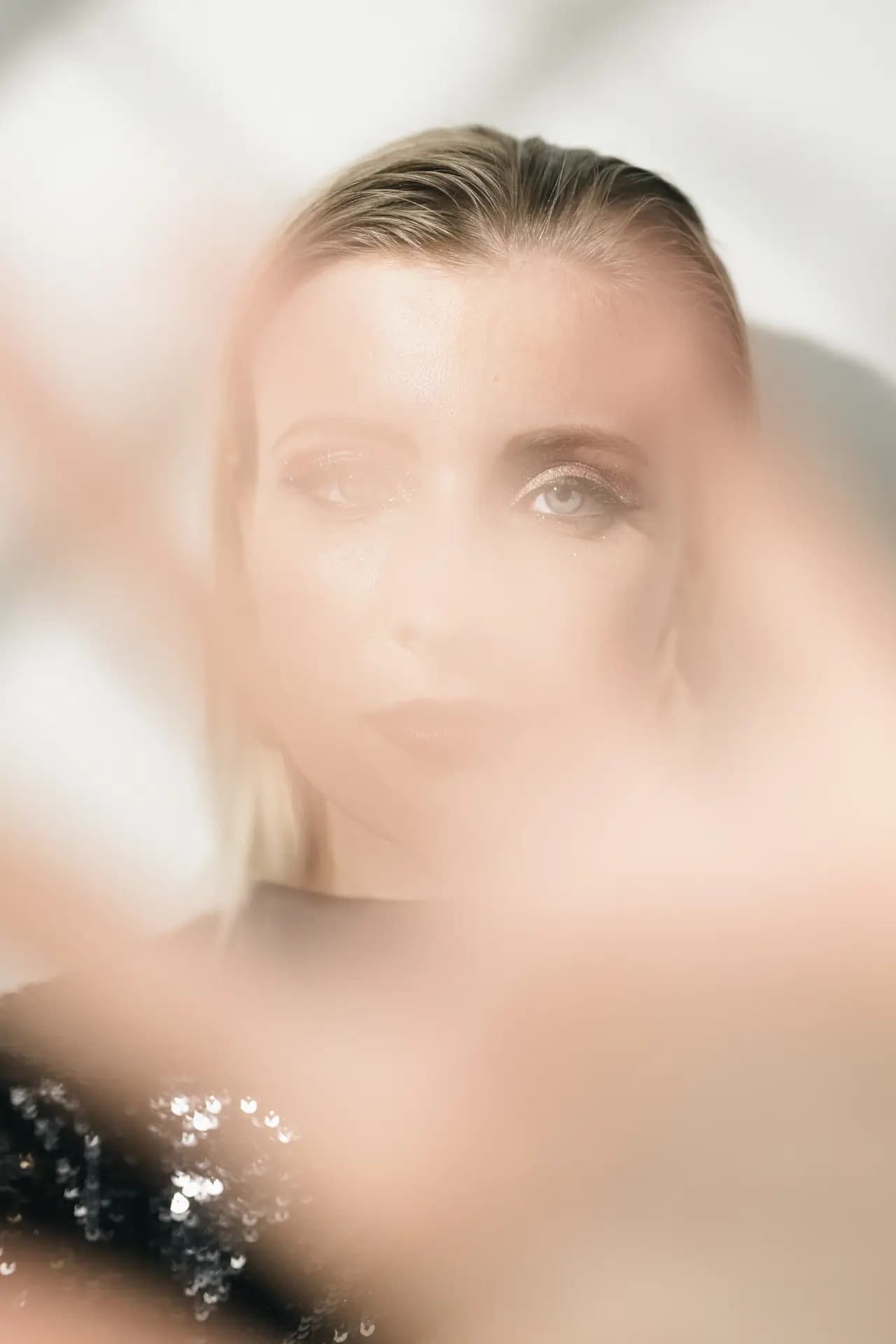 Model Nikol Zayka im Ganzkörperportrait mit Glitter Moods Styling Dresden von Carsten Beier