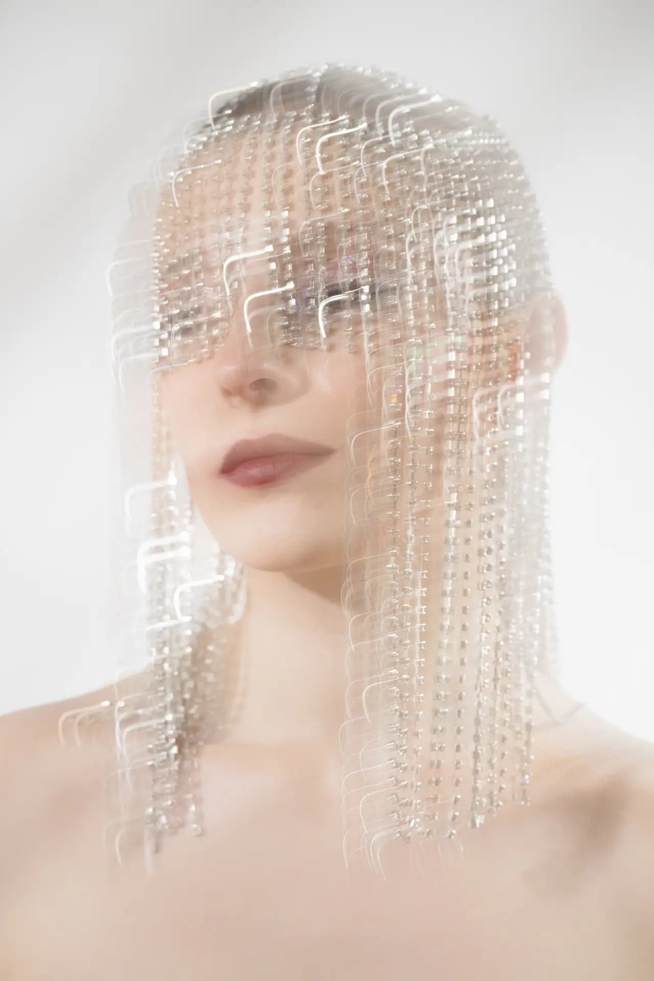 Model Nikol Zayka mit Glitzer-Make-Up im Nahportrait Dresden, fotografiert von Carsten Beier