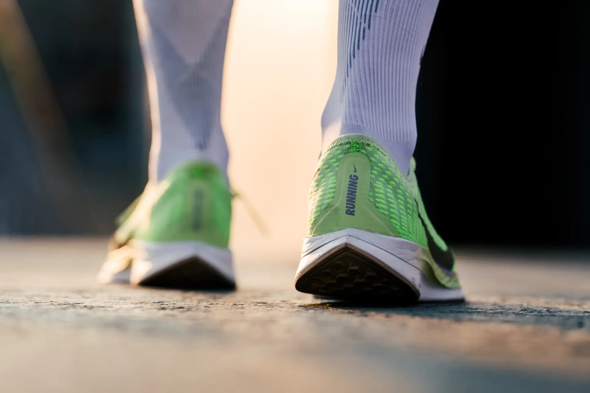 Nahaufnahme Nike Laufschuhe während Marathon-Training in Berlin, Sportfotografie Carsten Beier
