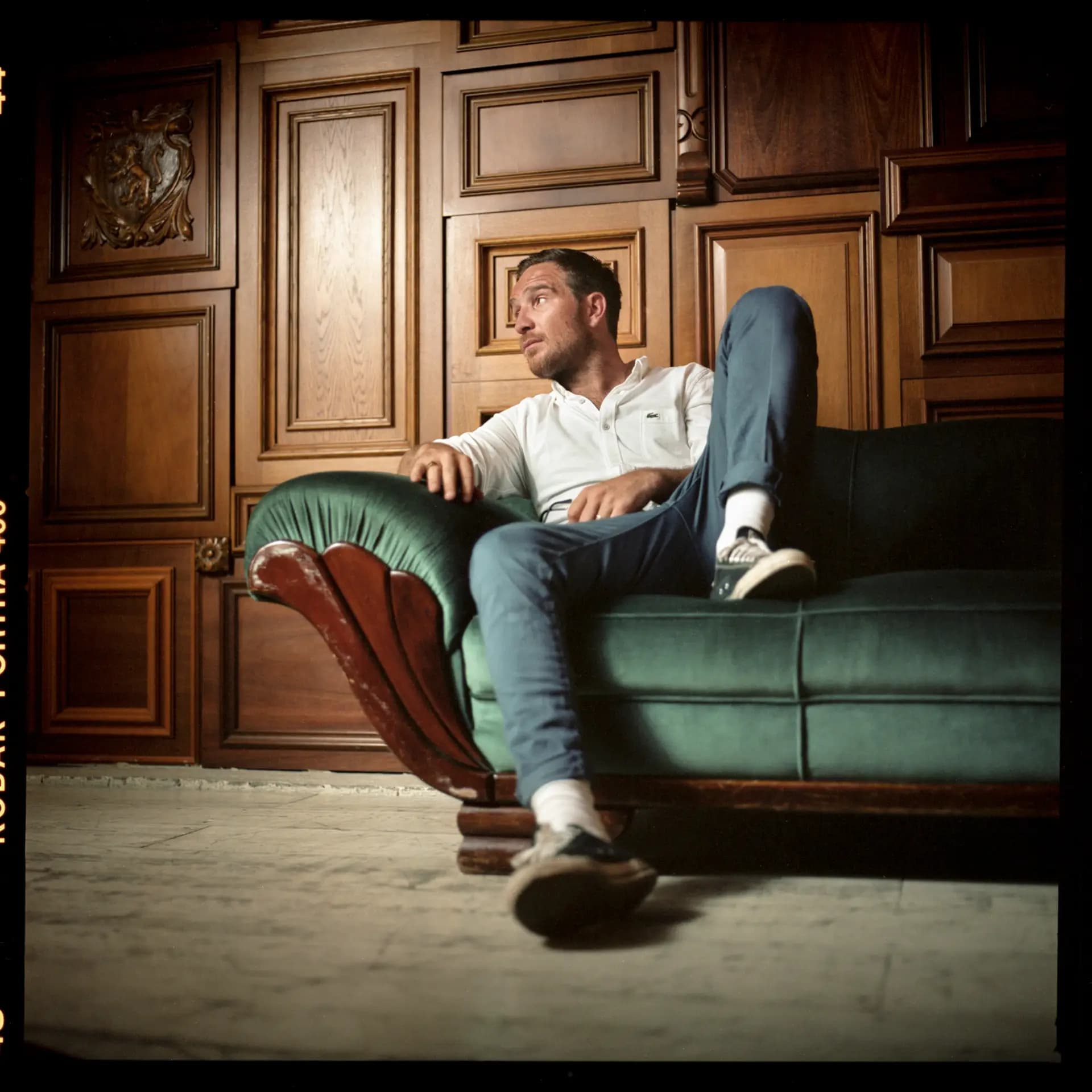 Nahportrait von Frederick Lau im Michelberger Hotel Berlin, fotografiert von Carsten Beier