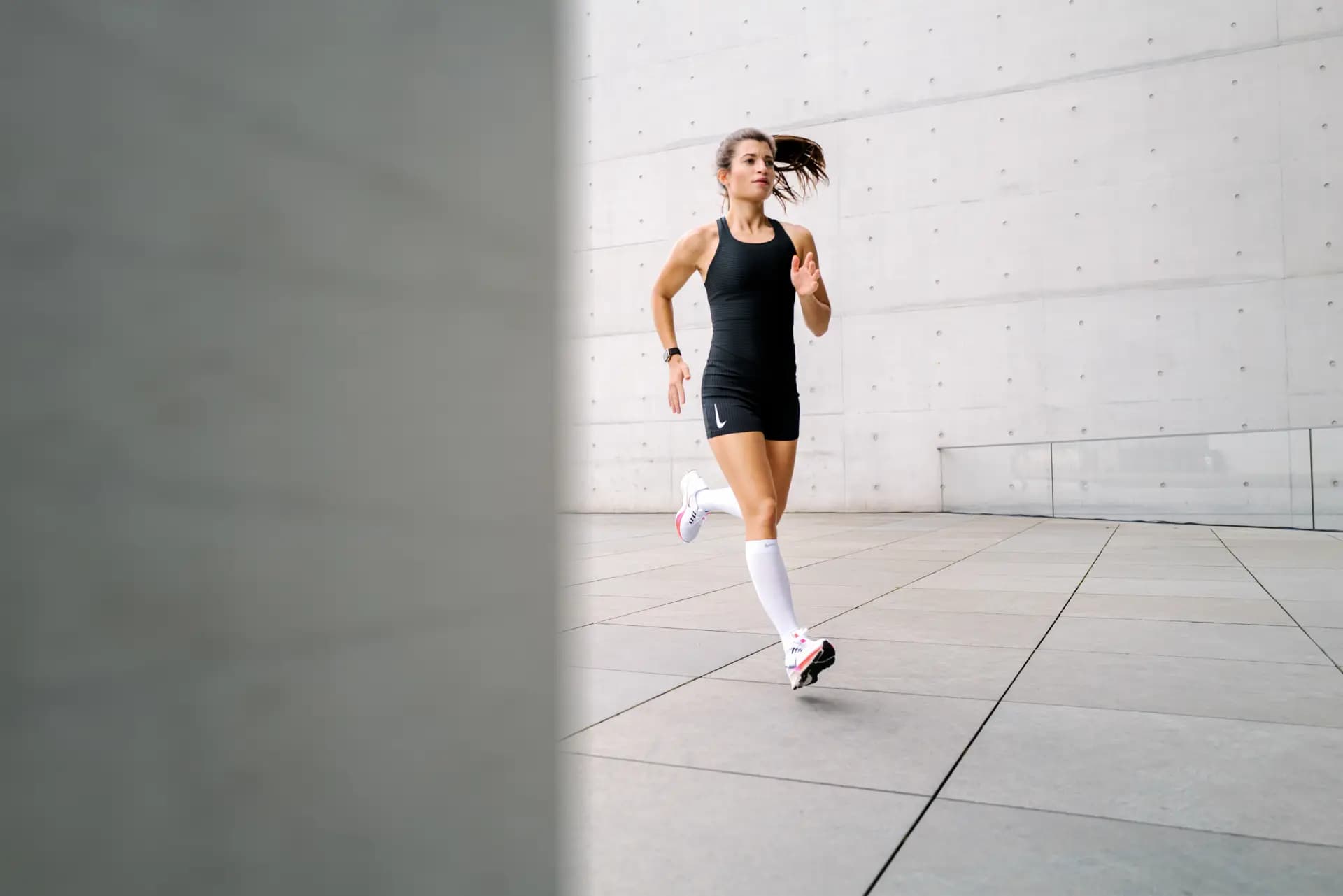 Nike Running Coach Andrea Goceva beim Lauftraining in Berlin – Sportfotografie von Carsten Beier