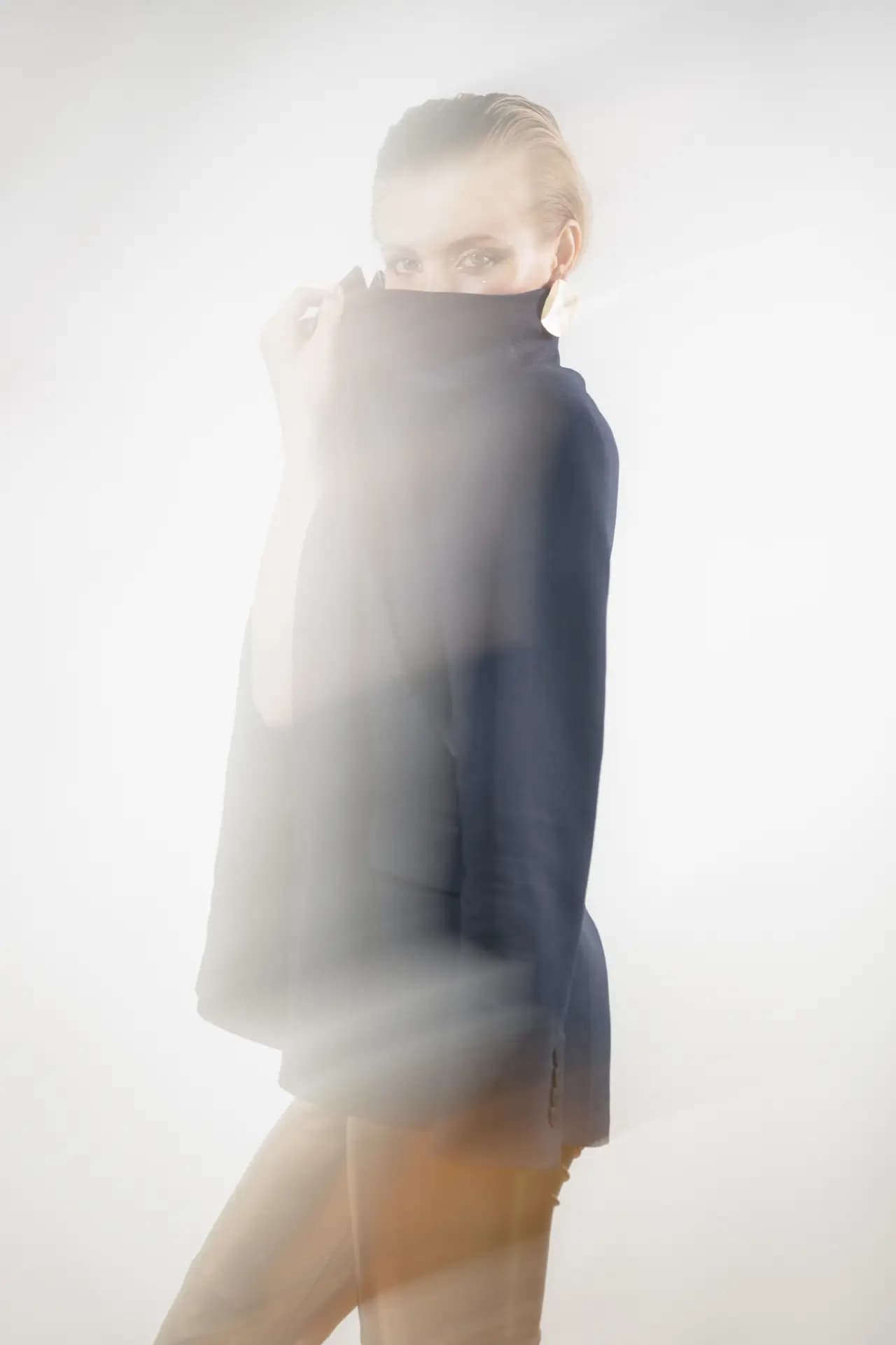 Nikol Zayka in ausdrucksstarker Pose mit Glitter-Styling in Dresden von Fotograf Carsten Beier