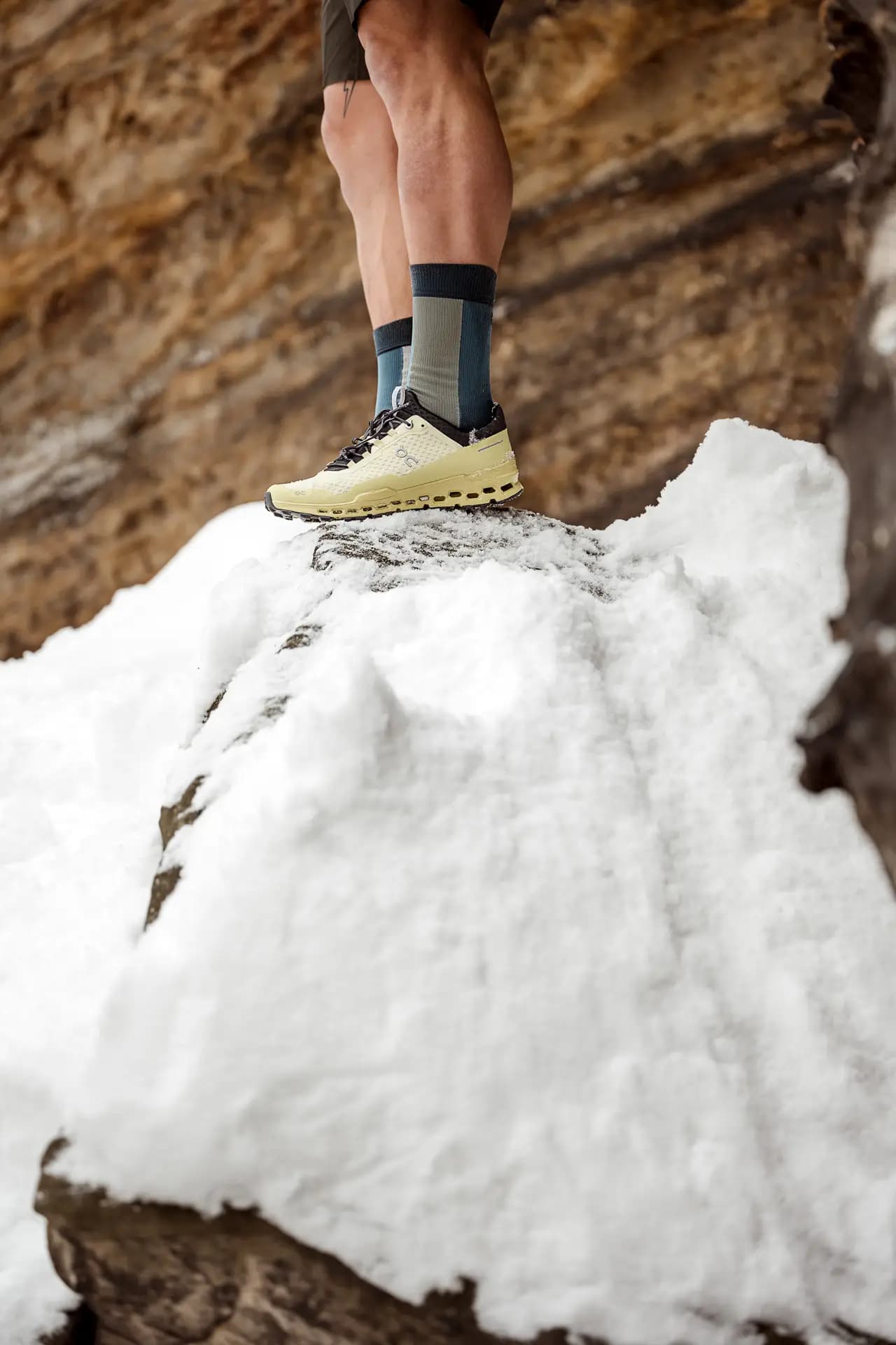ON Running Cloudultra Nahaufnahme auf Waldtrail Sächsische Schweiz, Produktfotografie Carsten Beier