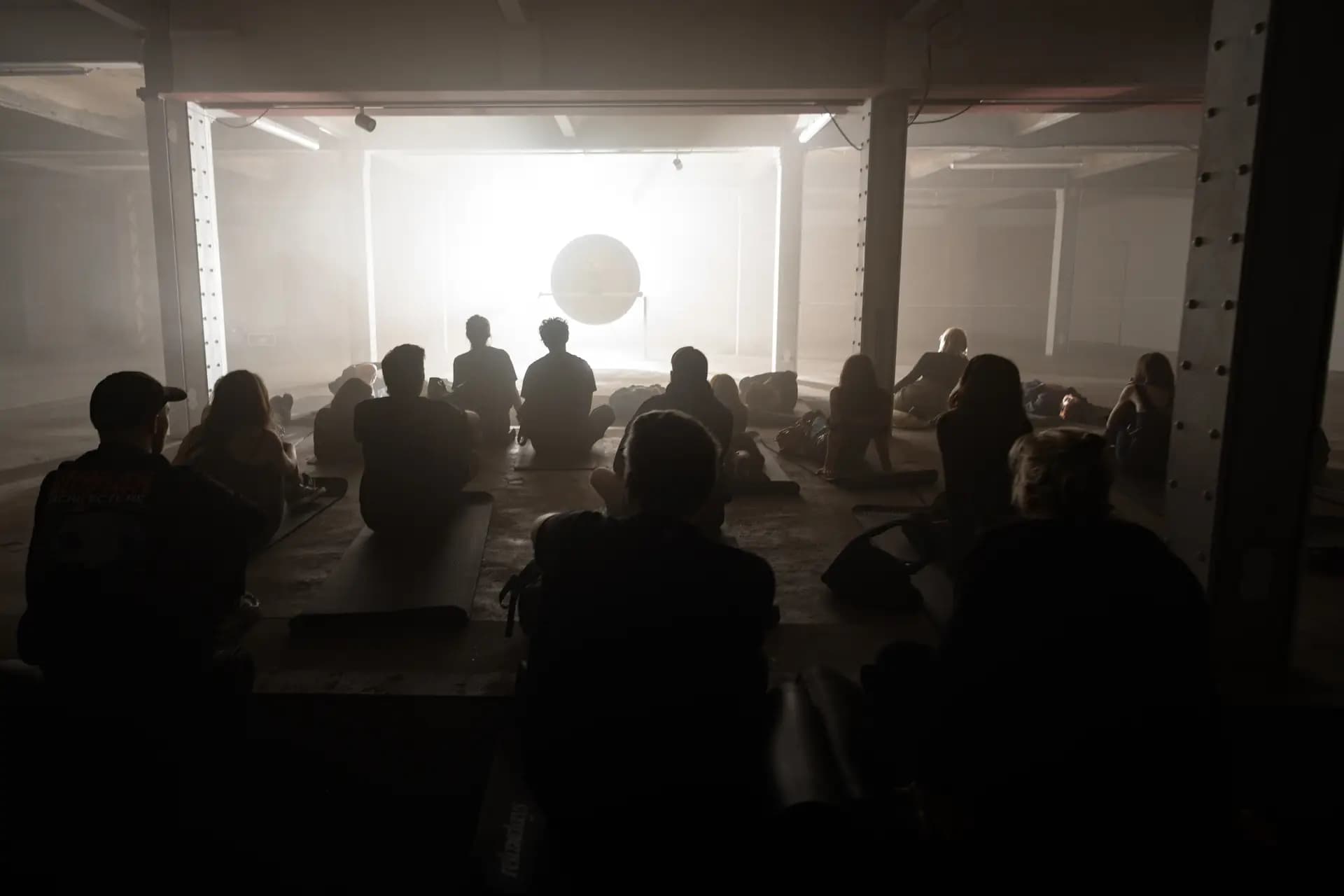 Panoramablick in die Boris Acket Darkrooms Ausstellung Berlin, fotografiert von Carsten Beier