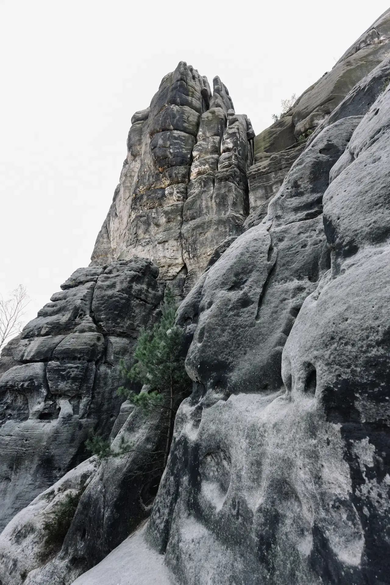 Peak Performance Editorial-Aufnahme mit Wanderausrüstung in der Sächsischen Schweiz von Carsten Beier