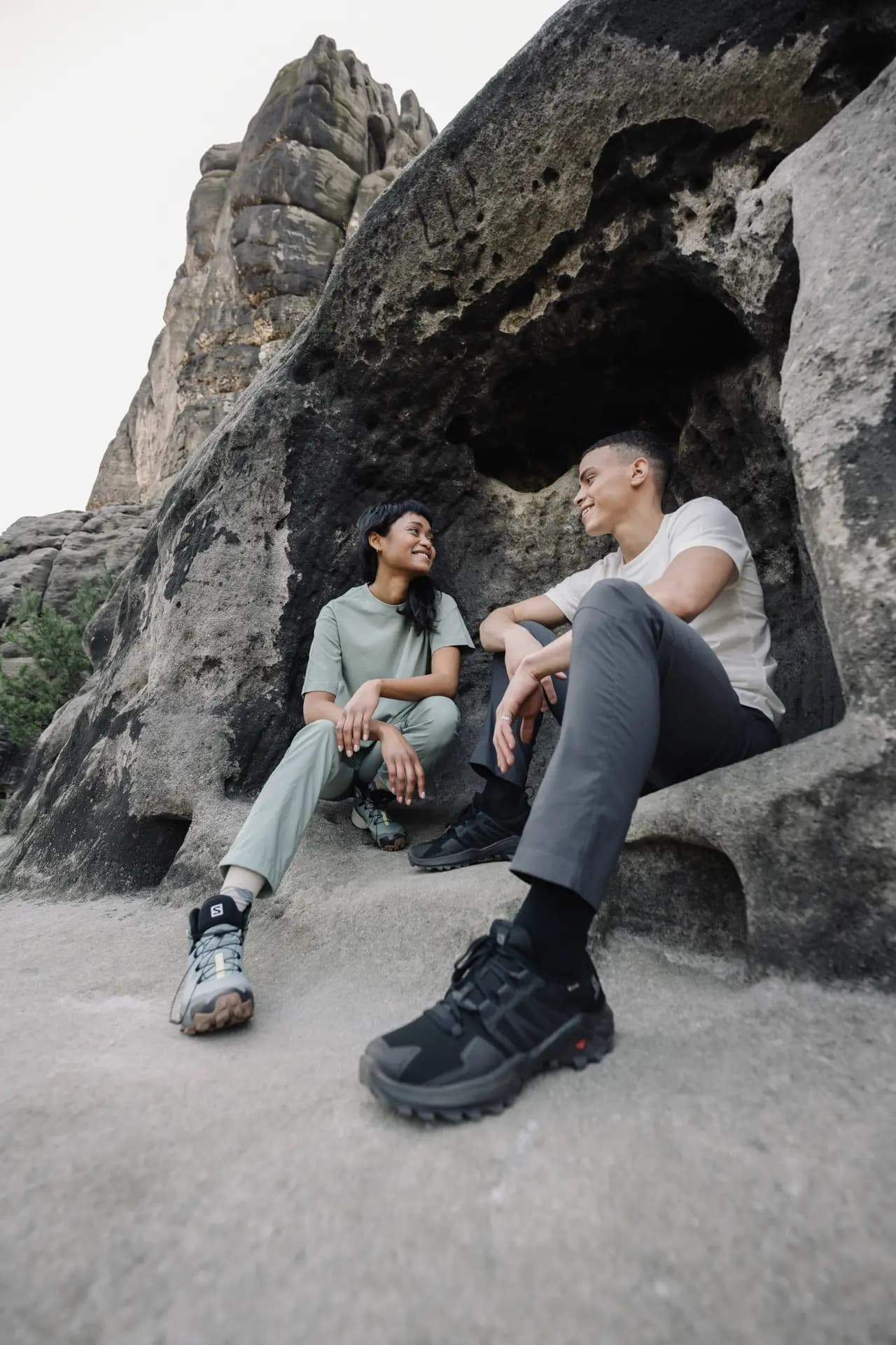 Wanderszene mit Peak Performance Kollektion im Elbsandsteingebirge, fotografiert von Carsten Beier