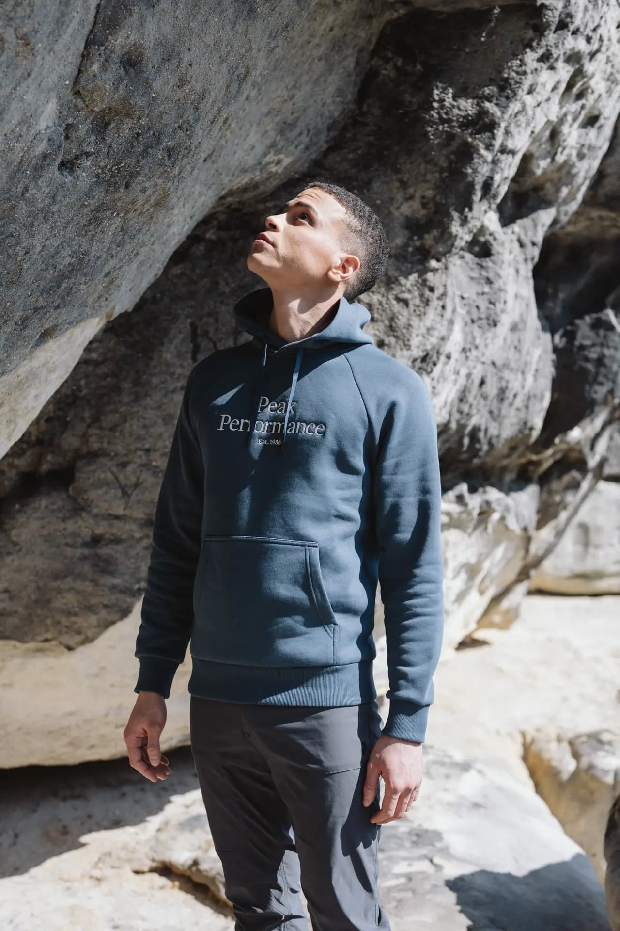 Peak Performance Lifestyle-Aufnahme auf Felspfad im Elbsandsteingebirge – Carsten Beier