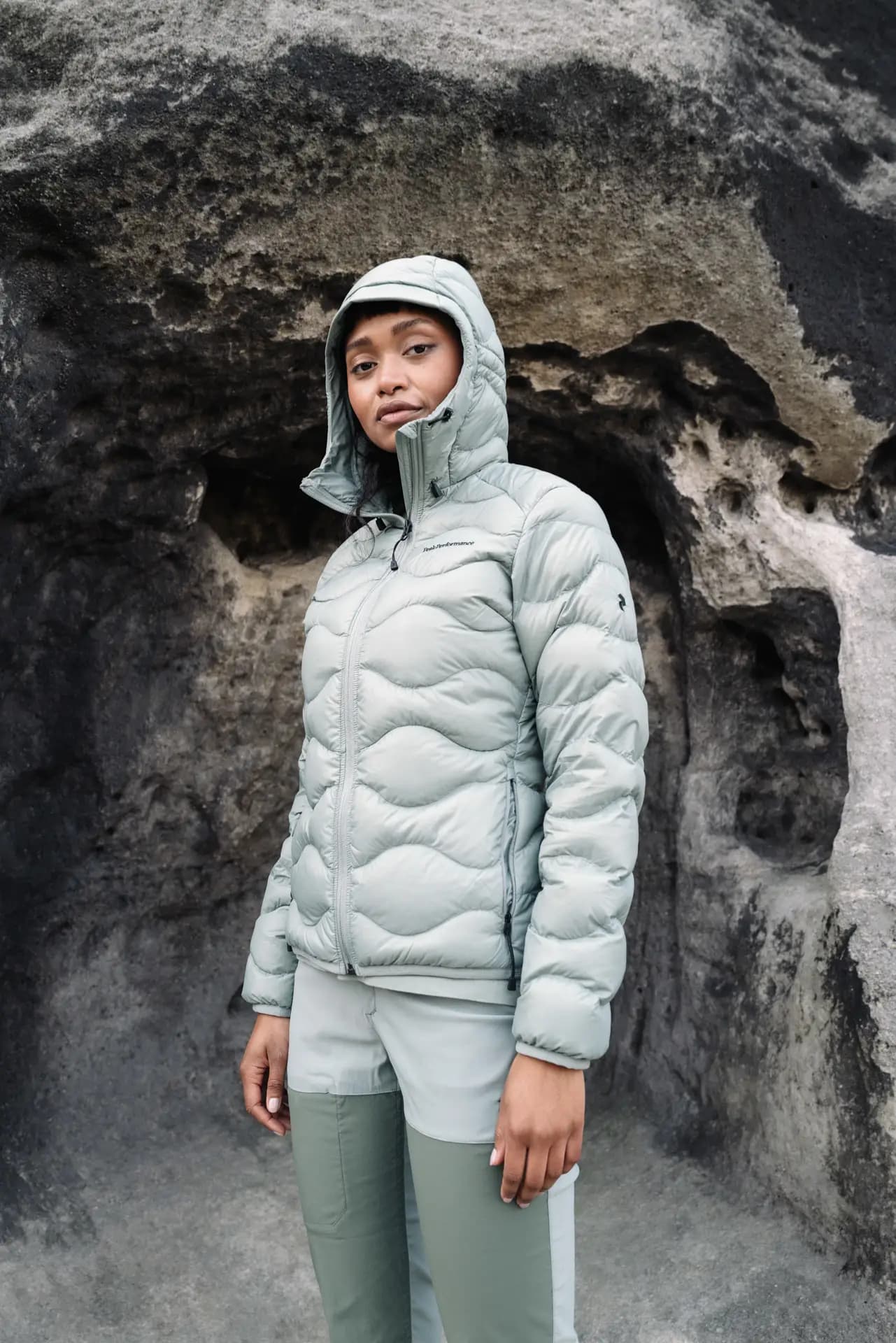 Model in Peak Performance Jacke vor Panorama der Sächsischen Schweiz, Fotograf Carsten Beier