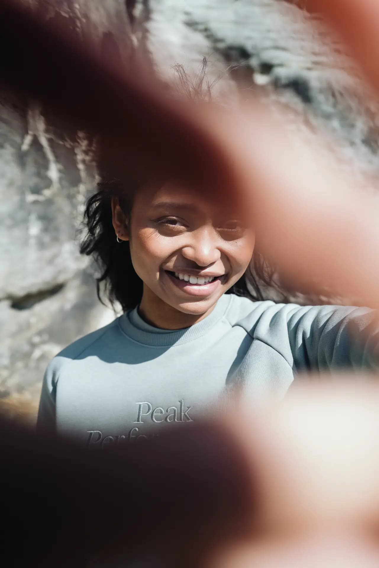 Wanderszene auf Bergpfad mit Peak Performance Kollektion – Editorial Carsten Beier