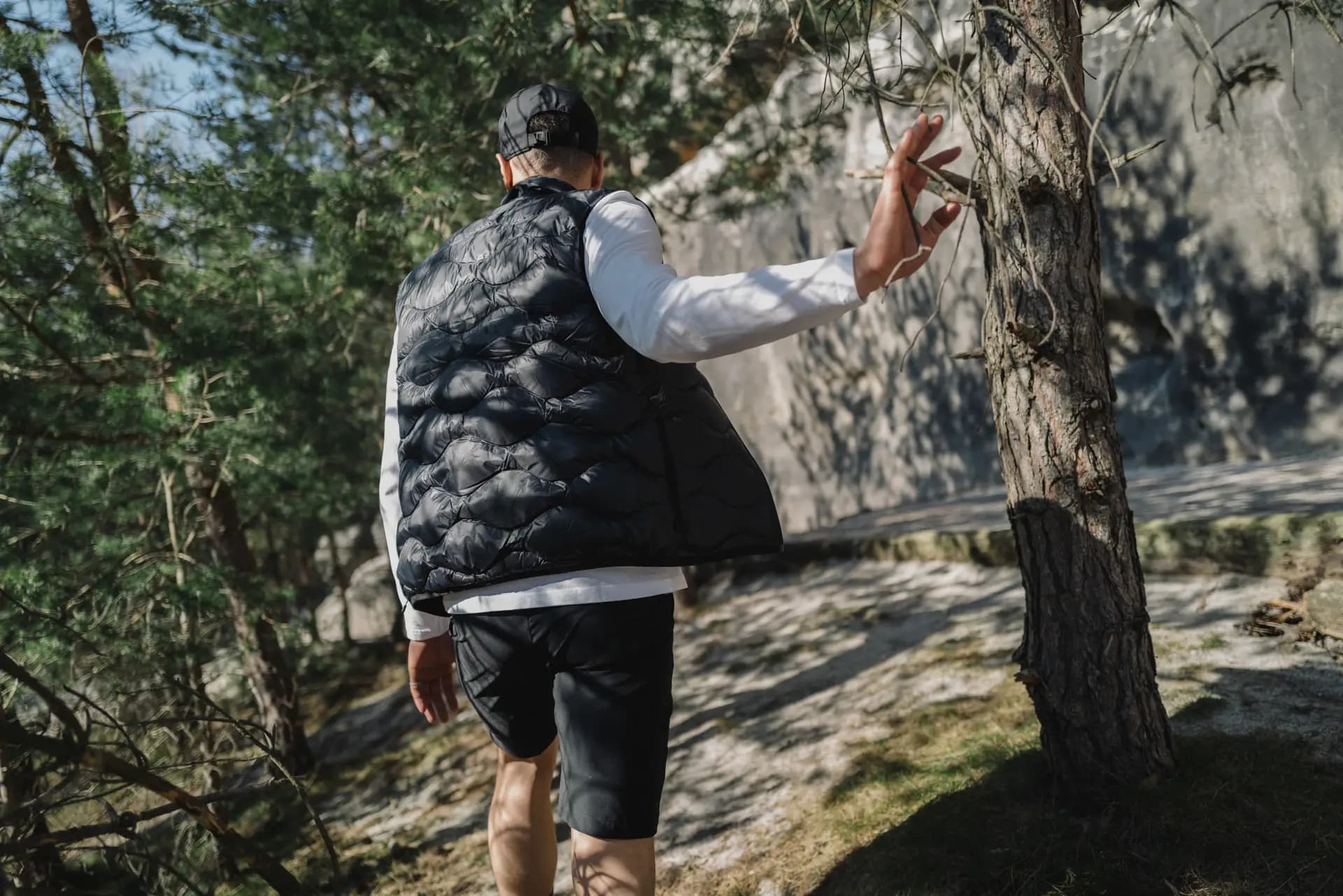 Model in Peak Performance Outfit auf Wanderweg der Sächsischen Schweiz von Carsten Beier