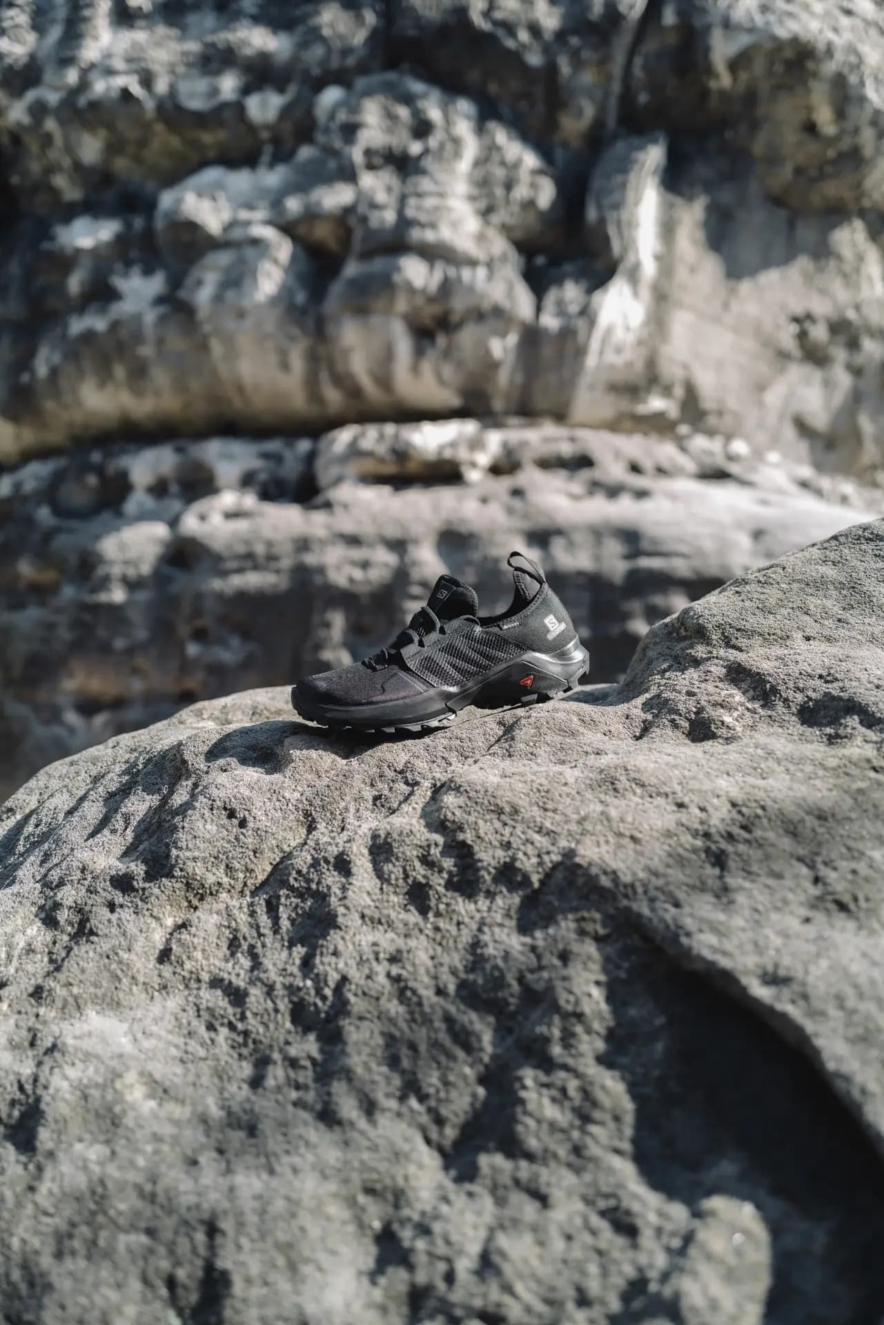 Model in Peak Performance Kollektion vor Felskulisse der Sächsischen Schweiz, Carsten Beier