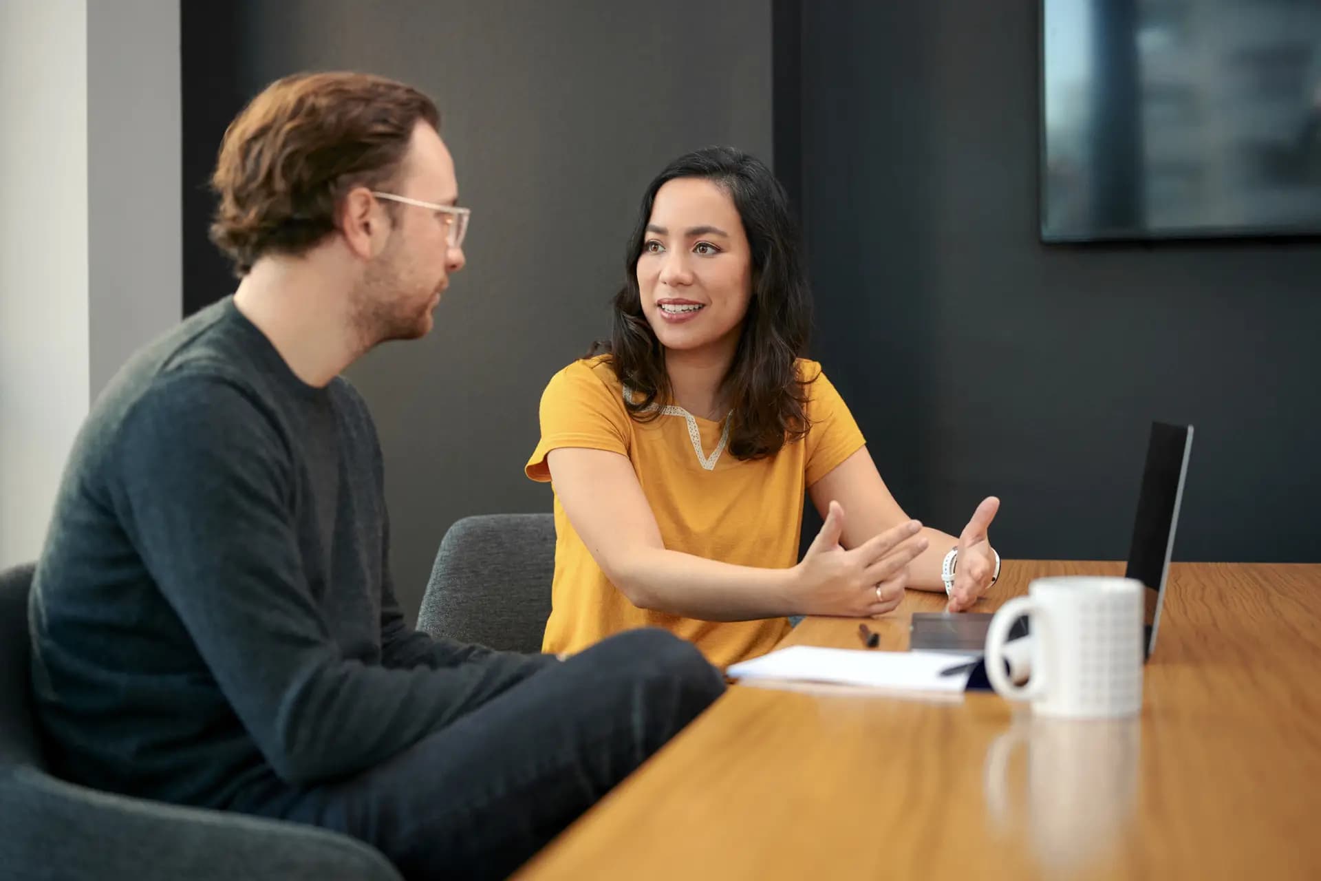 Businessfotograf Dresden – Besprechung zweier Kollegen am Konferenztisch