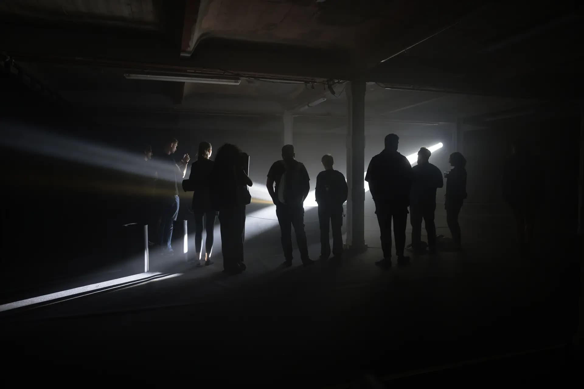 Projizierte Meereswellen bei Boris Acket Darkrooms in Berlin – Kunstfotografie von Carsten Beier