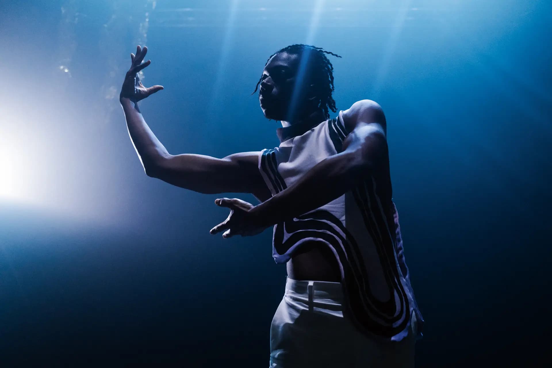 Quintett der Demise II Choreografie von João Pedro de Paula in Hellerau, fotografiert von Carsten Beier