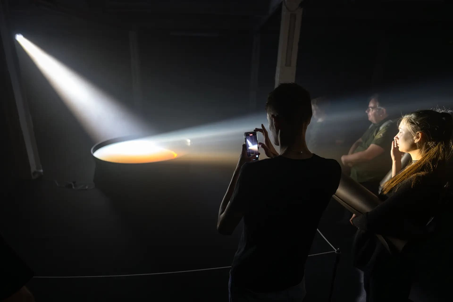 Raumansicht der immersiven Ausstellung Boris Acket in Berlin – Fotografie von Carsten Beier