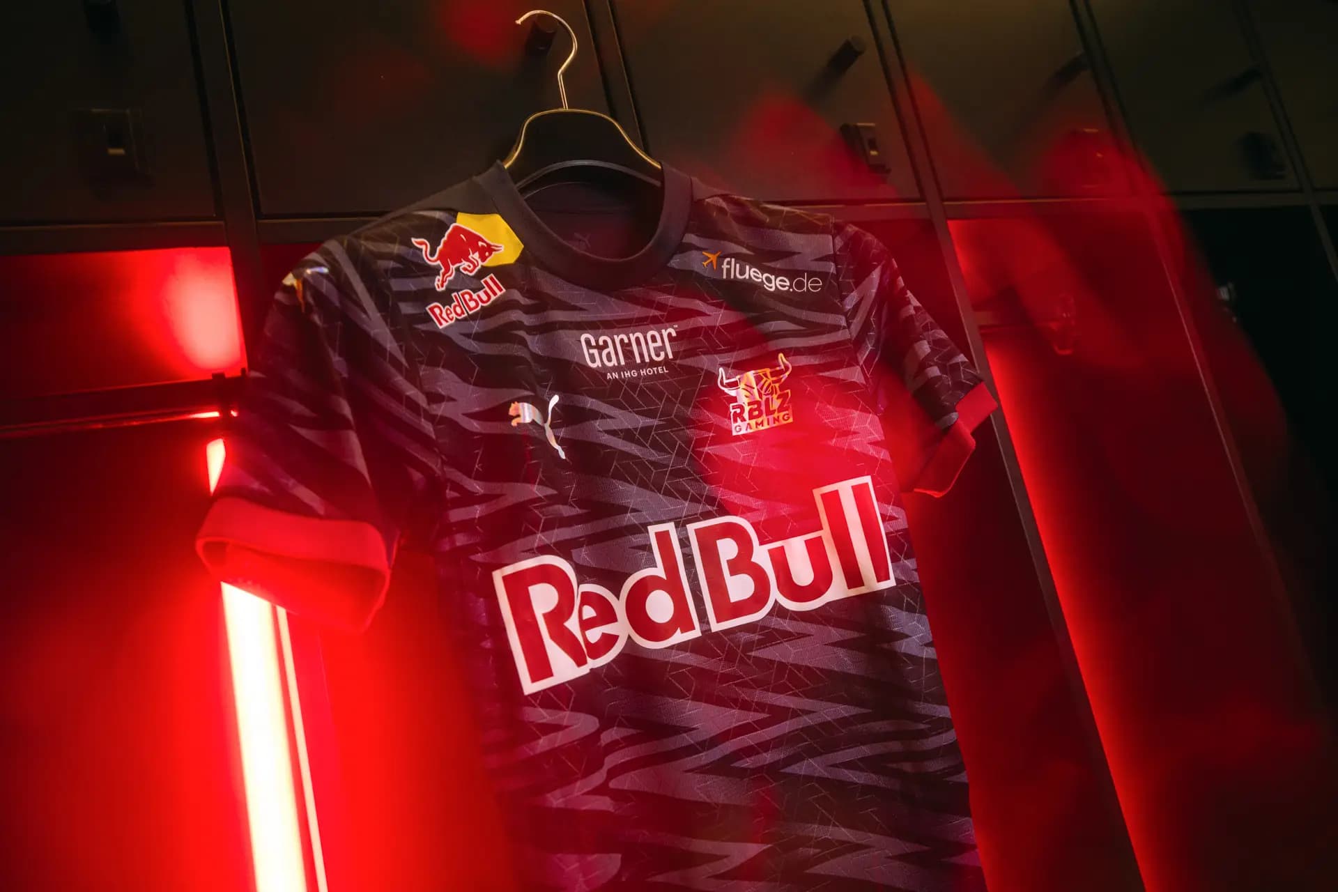 RBLZ Gaming Spieler im RB Leipzig Trikot bei der Virtual Bundesliga, Fotografie von Carsten Beier
