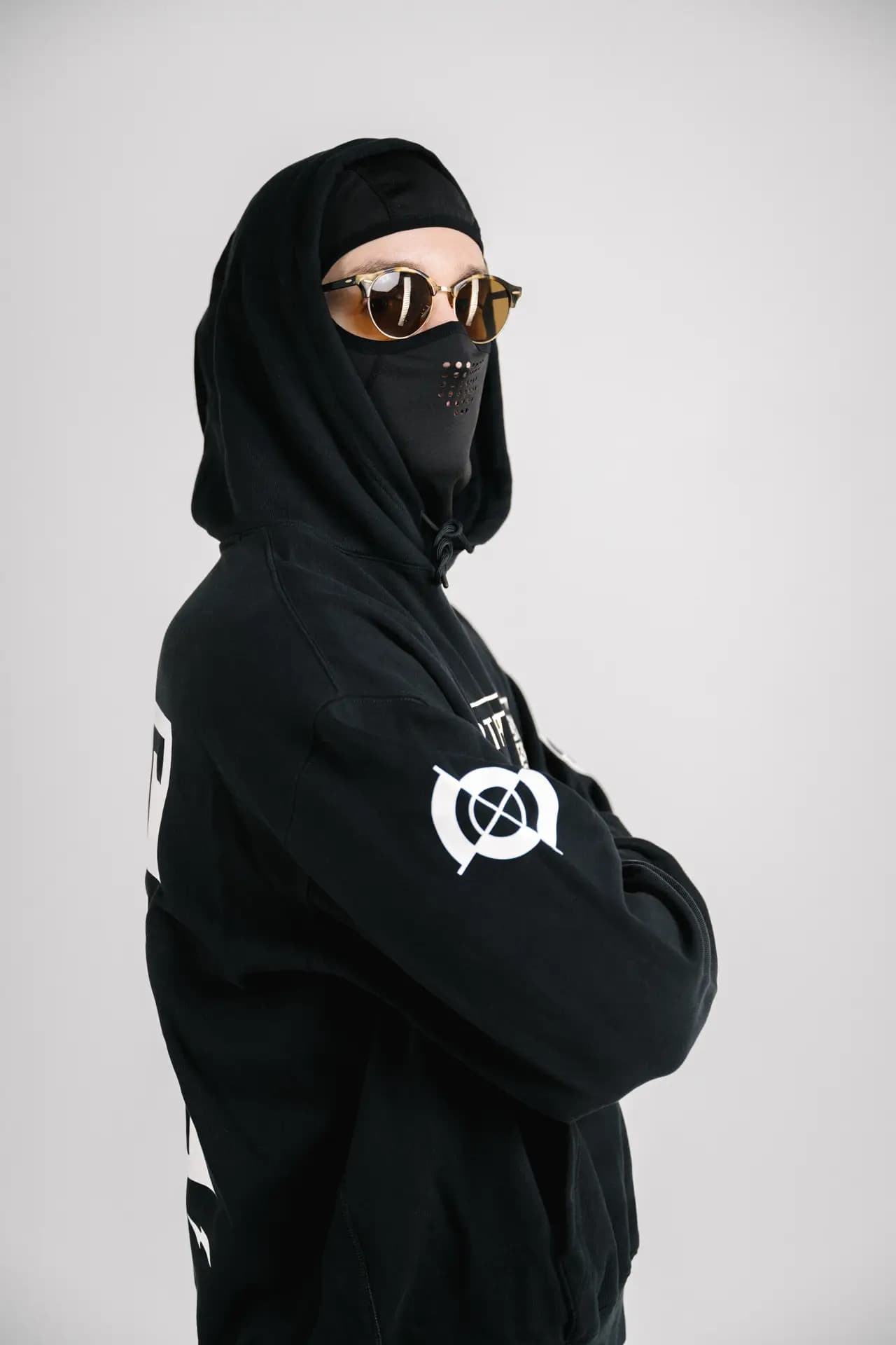 RTFKT x Nike SZN1 Streetwear-Look im Studio Dresden – Modefotografie von Carsten Beier