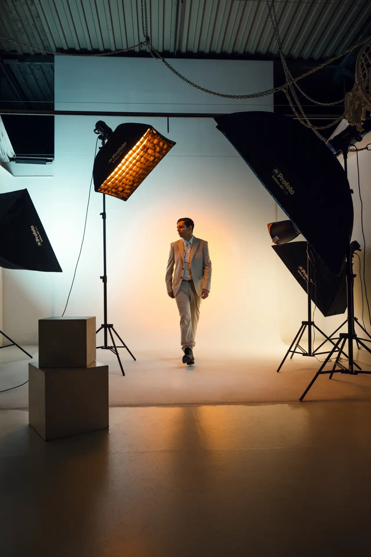 Schauspieler Christian Friedel im Halbprofil-Portrait in Dresden, fotografiert von Carsten Beier