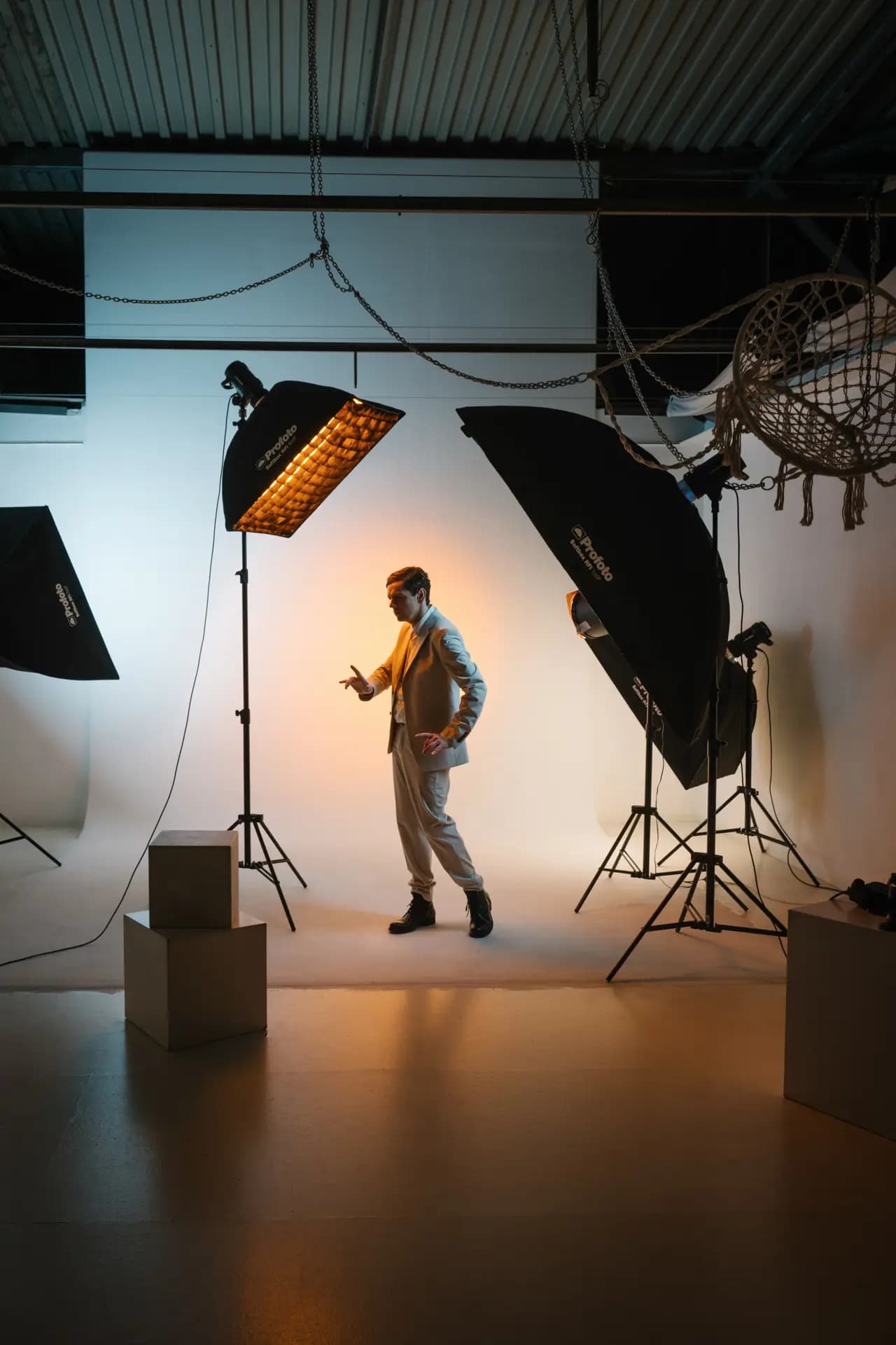 Schauspieler Christian Friedel mit intensivem Blick – Portrait in Dresden von Fotograf Carsten Beier