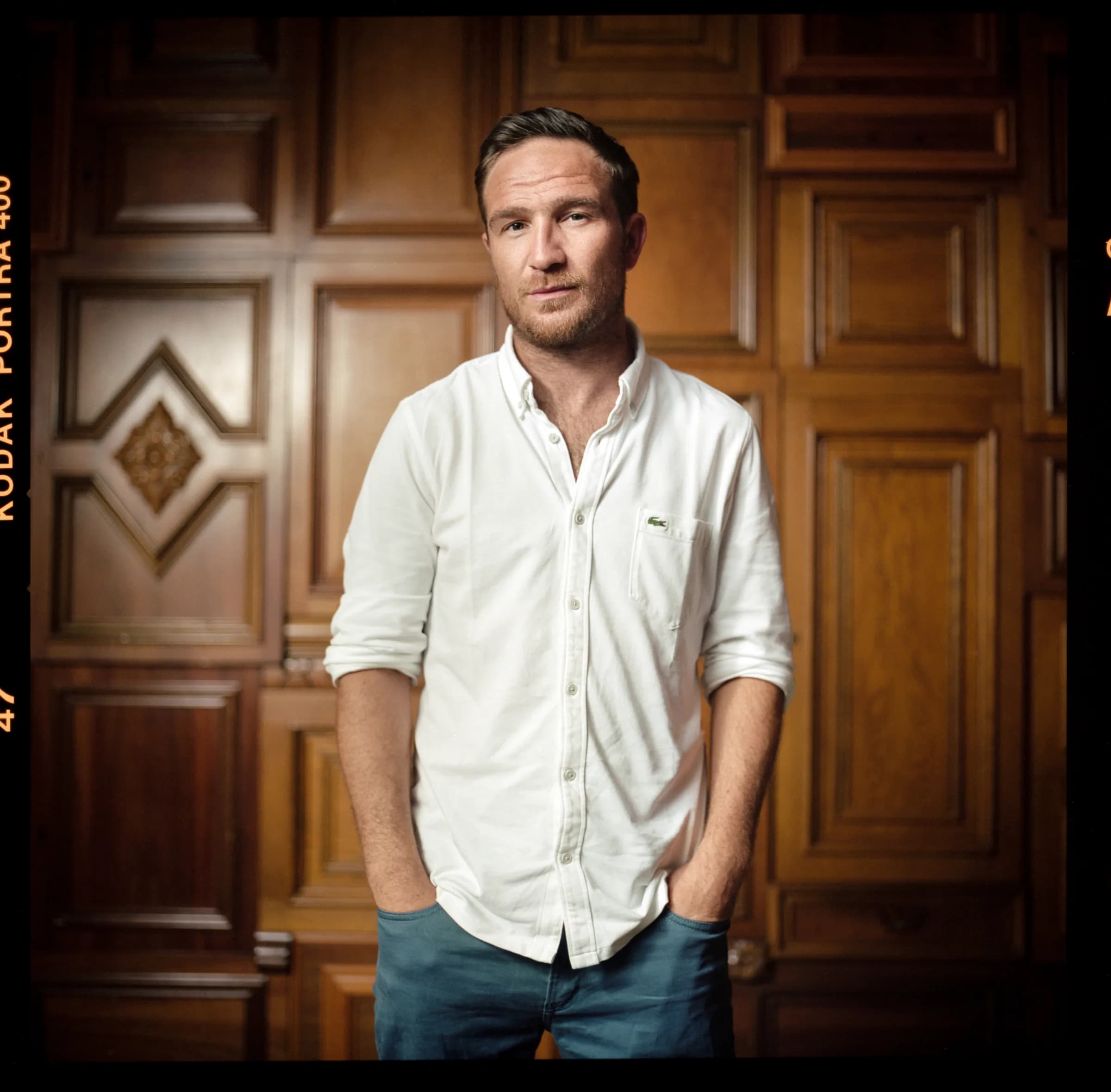 Schauspieler Frederick Lau im Halbprofil, Behind the Tree Berlin, aufgenommen von Carsten Beier