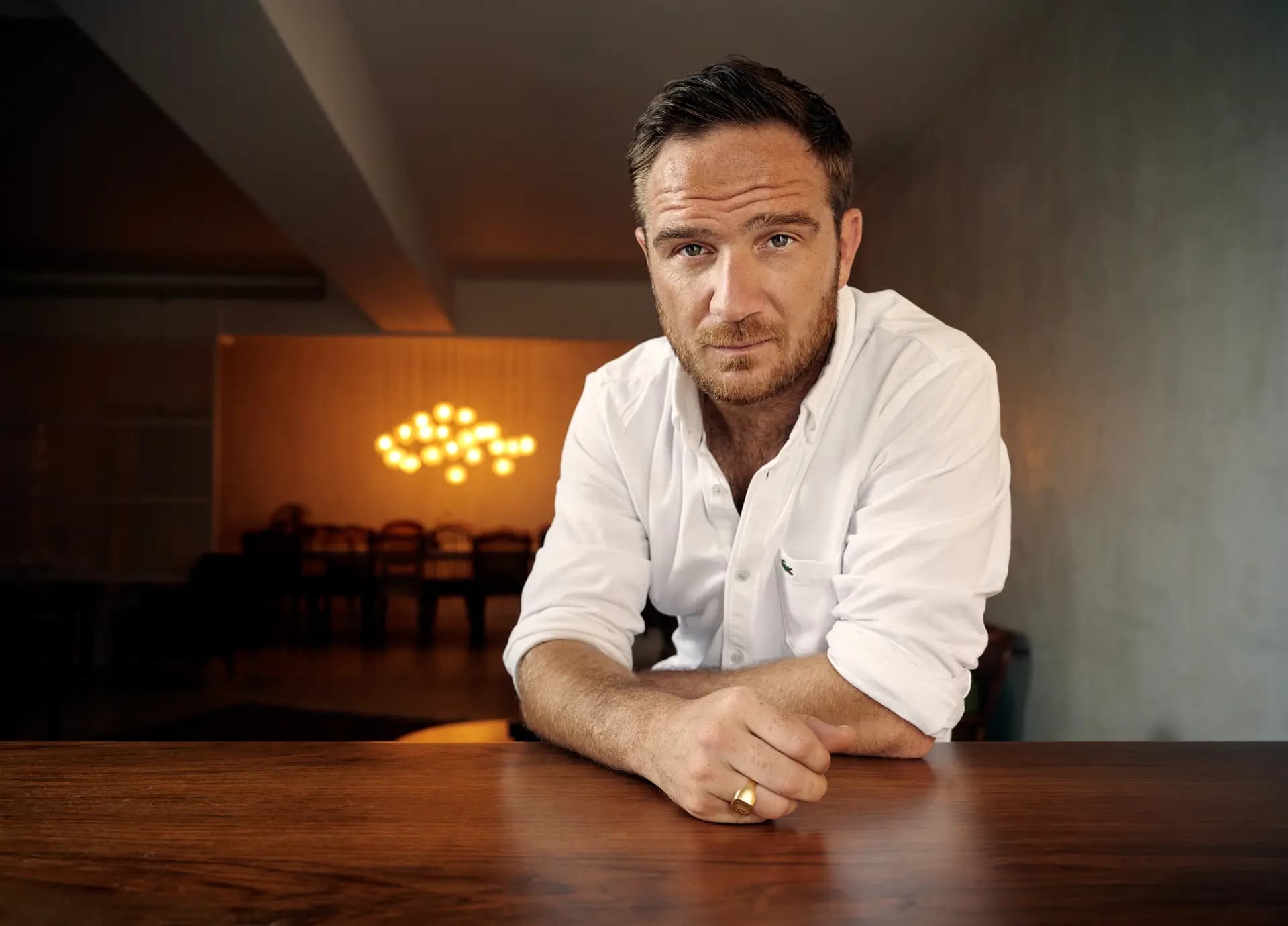 Schauspieler Frederick Lau im Portraitshooting im Michelberger Hotel Berlin von Carsten Beier