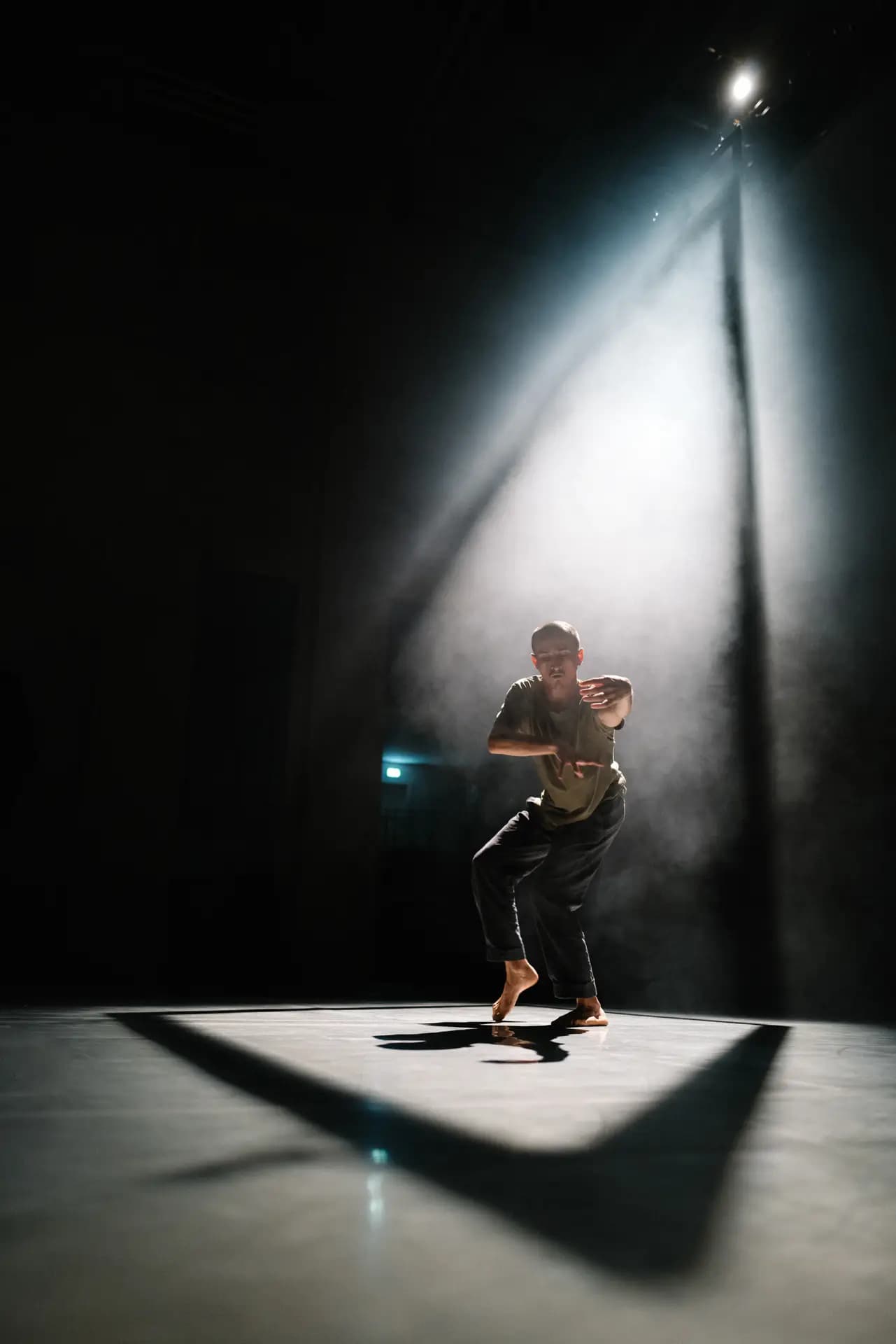 Schlussszene Layover Tanzperformance von Alexander Miller in Hellerau Dresden von Carsten Beier