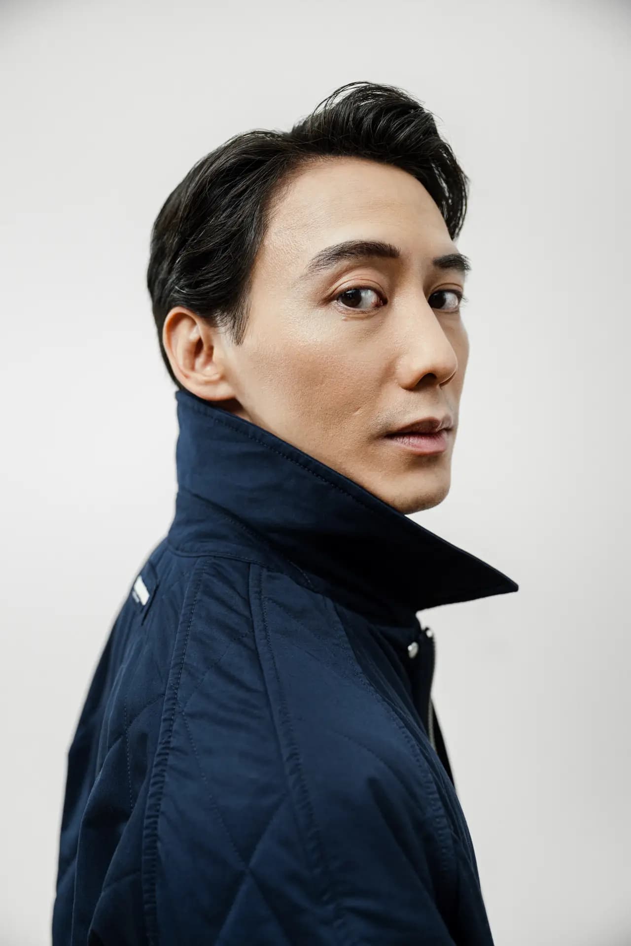 Ausdrucksstarkes Schwarz-Weiß-Portrait von Tänzer Tuan Ly im Dresdner Studio von Carsten Beier