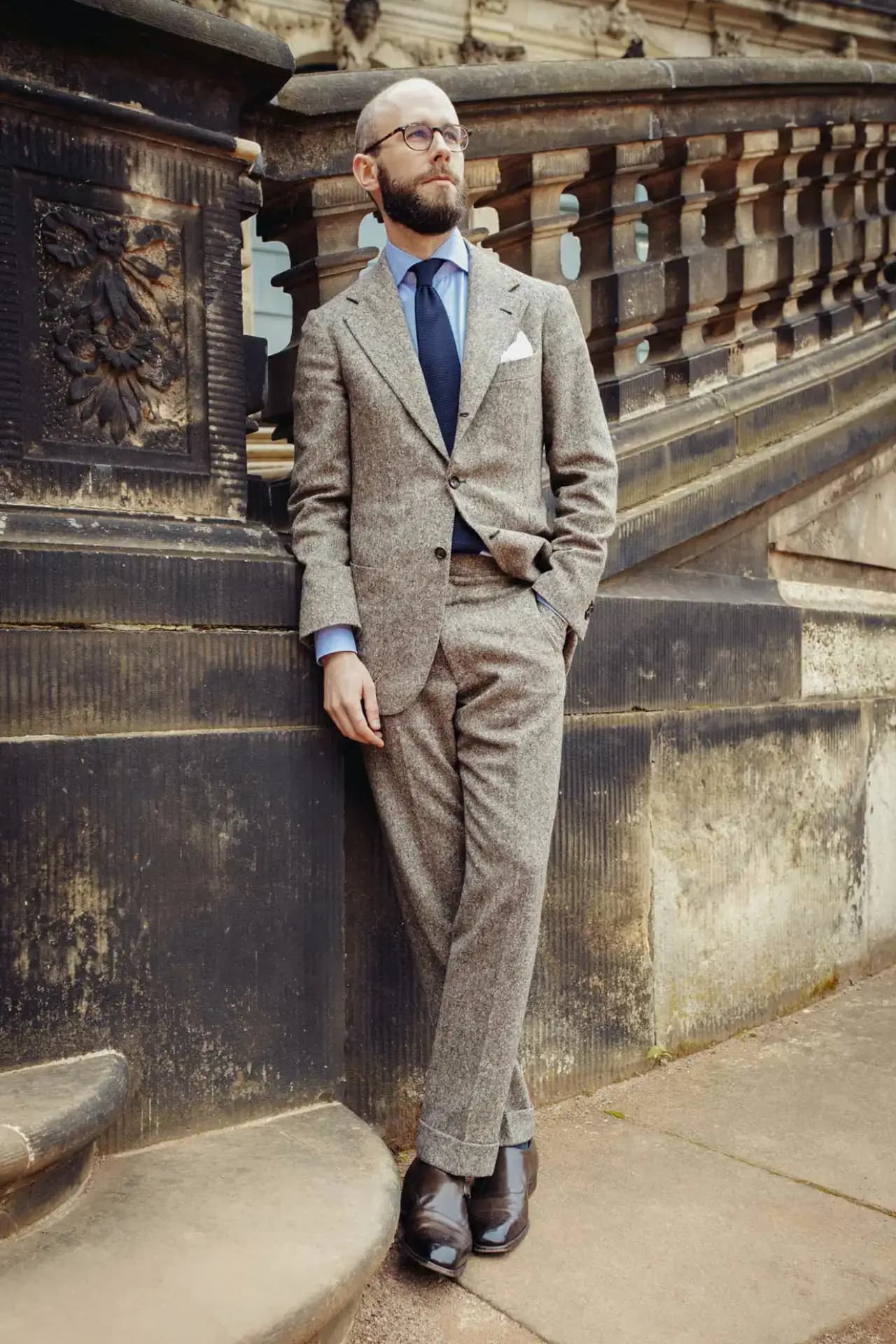 Simon Crompton Ganzkörperportrait im Dresdner Zwinger – stilvolle Modefotografie von Carsten Beier