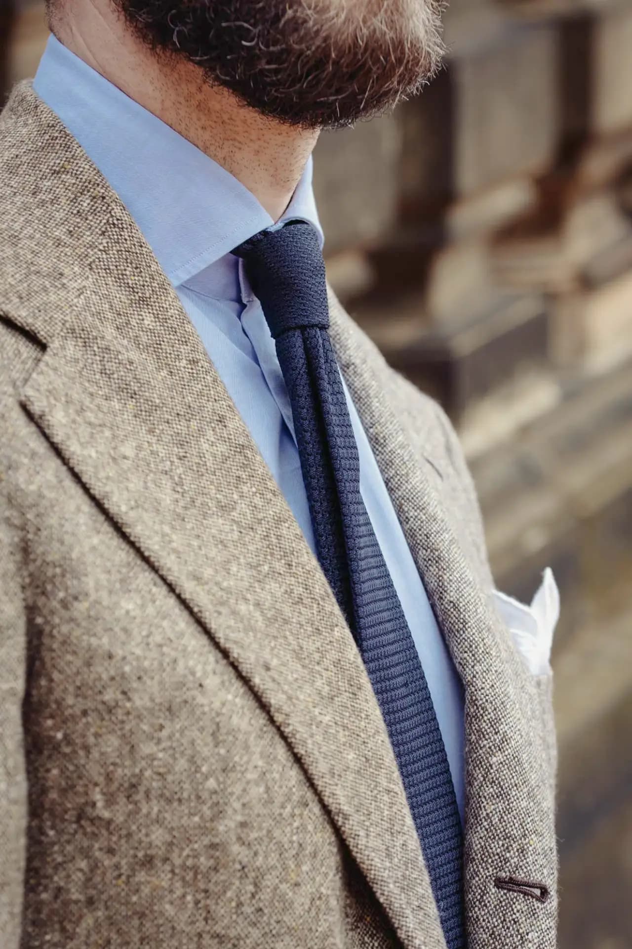 Simon Crompton im maßgeschneiderten Anzug vor dem Zwinger Dresden – Modefotografie von Carsten Beier