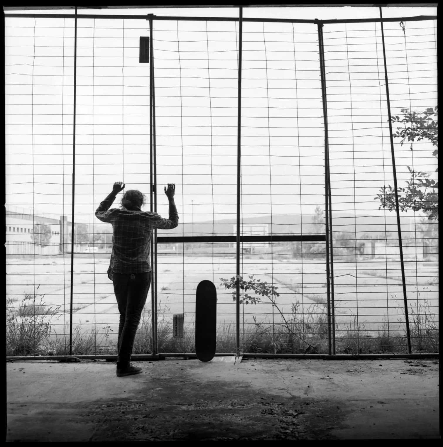 Alexander Endrullat – Skateboarding am Zaun, Street-Fotografie von Carsten Beier
