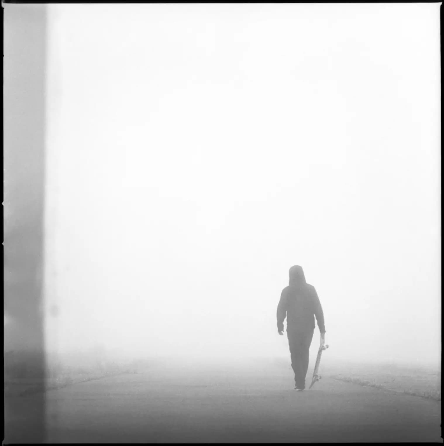 Christian Pietrzok – Skateboarding im Nebel in Berlin, Fotografie von Carsten Beier