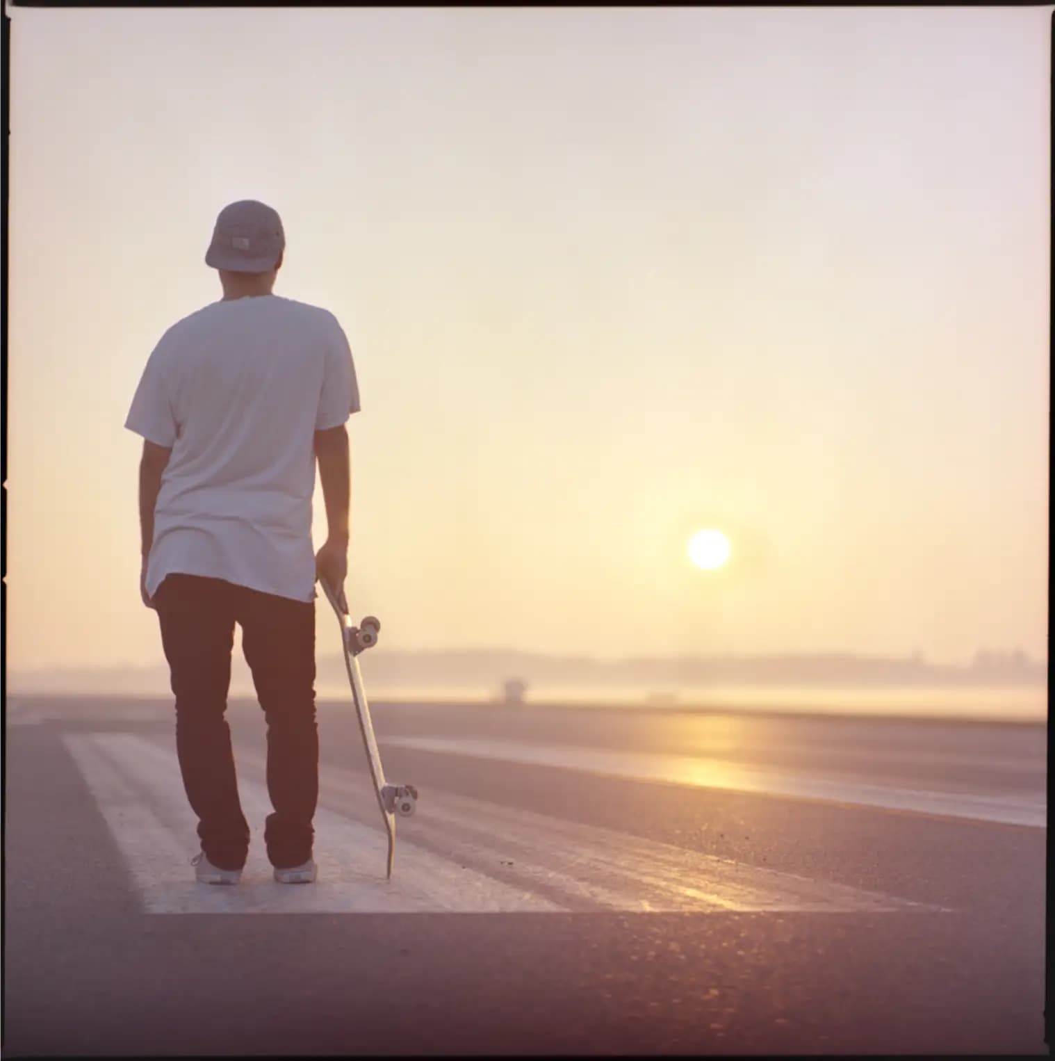 Christian Pietrzok – Skateboarding bei Sonnenaufgang am Tempelhofer Feld Berlin von Carsten Beier