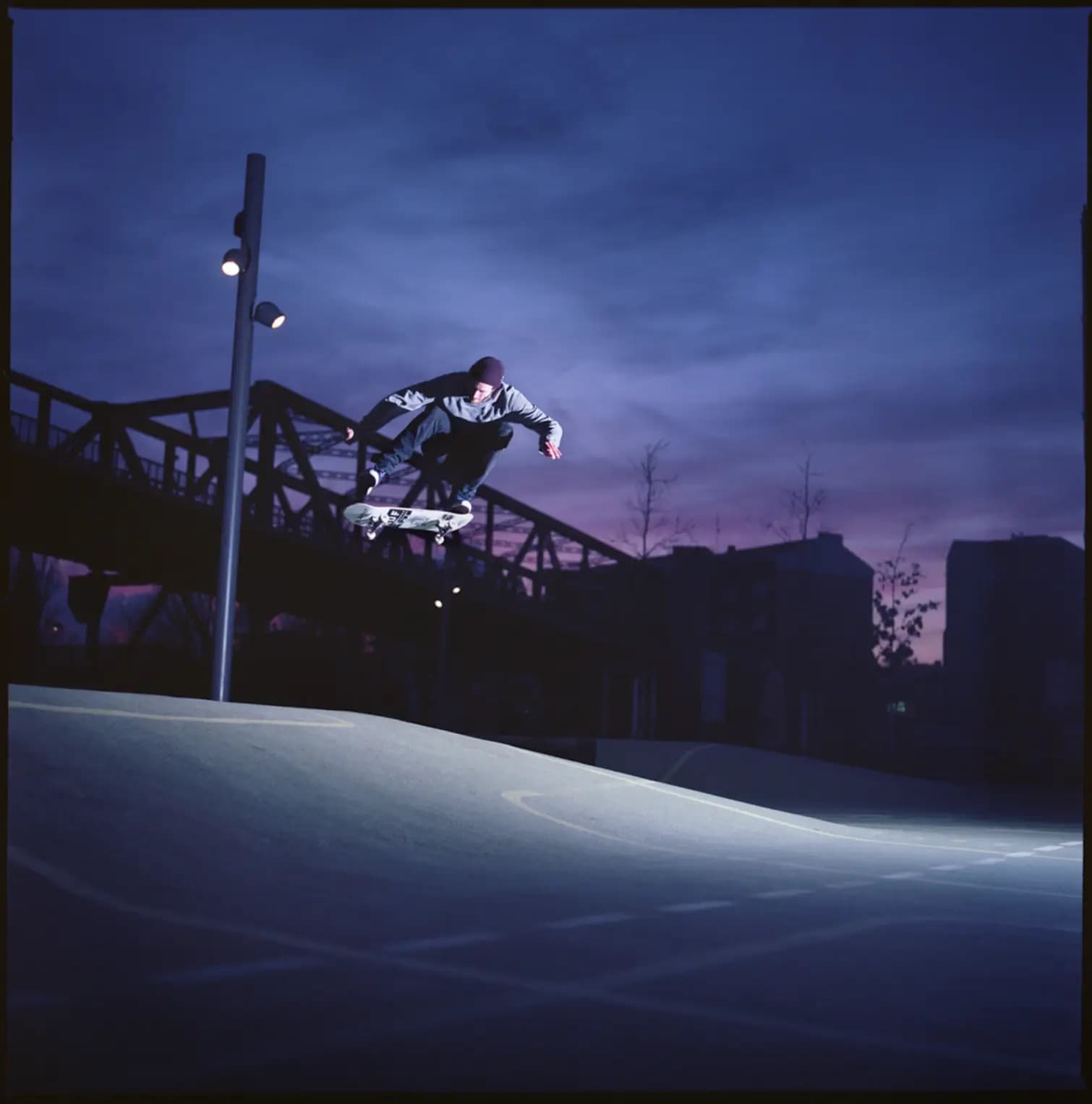 Erik Gross – Frontside Flip in Berlin, Action Skatefotografie von Carsten Beier