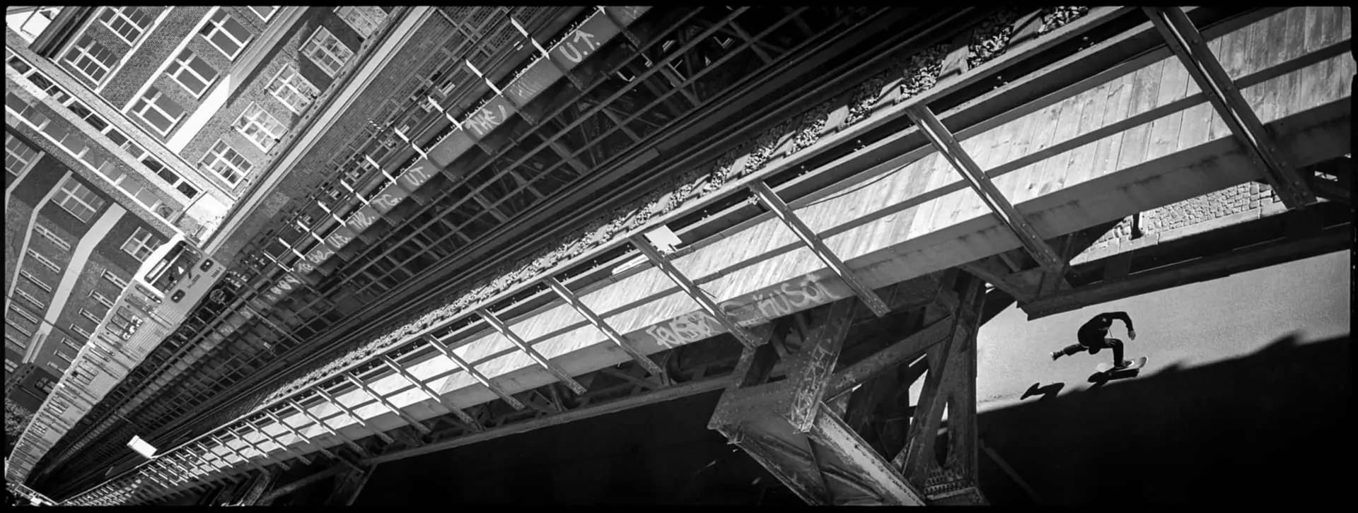 Henning Odebrecht – Pushing durch Berlin, Skateboard-Fotografie von Carsten Beier