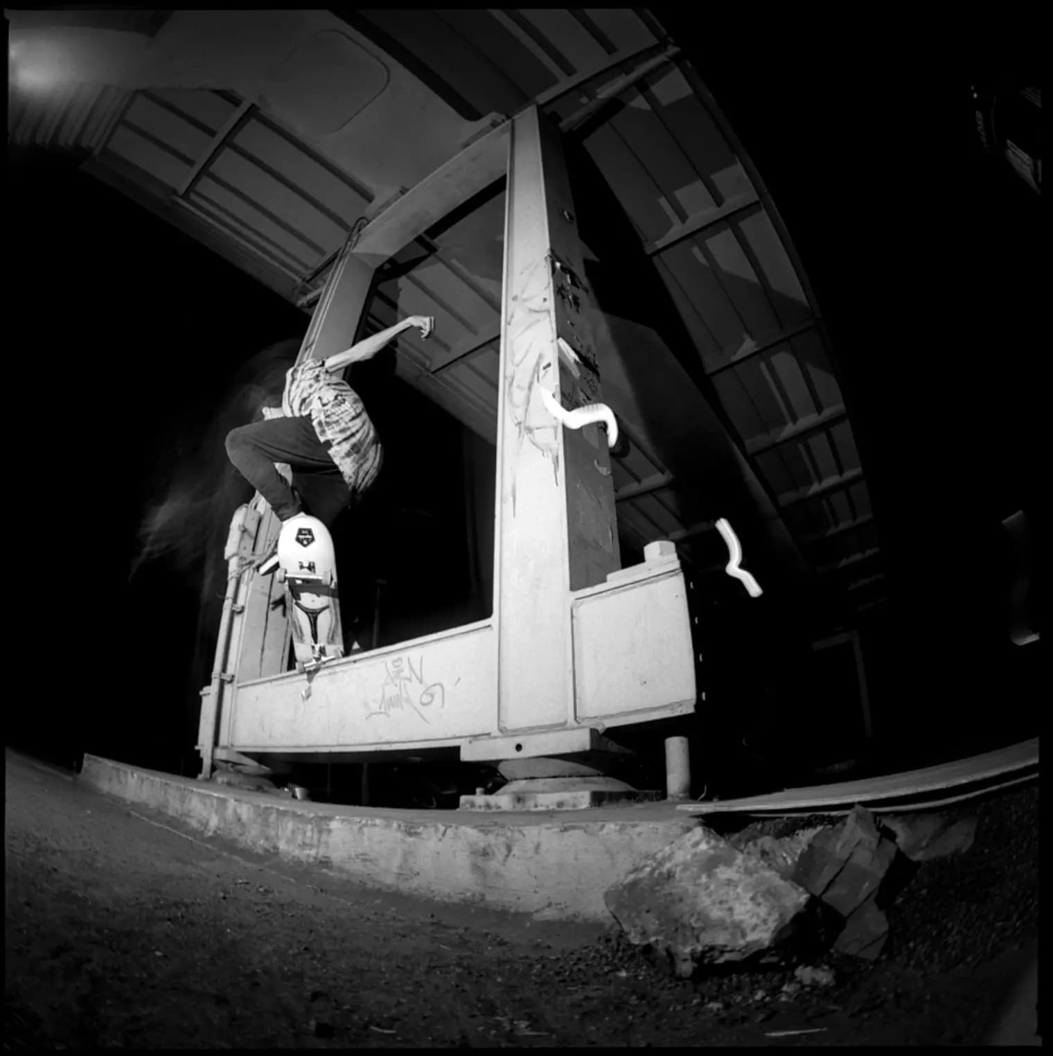 Ivan Cueje – Crooked Grind in Dresden, Skatefotografie von Carsten Beier