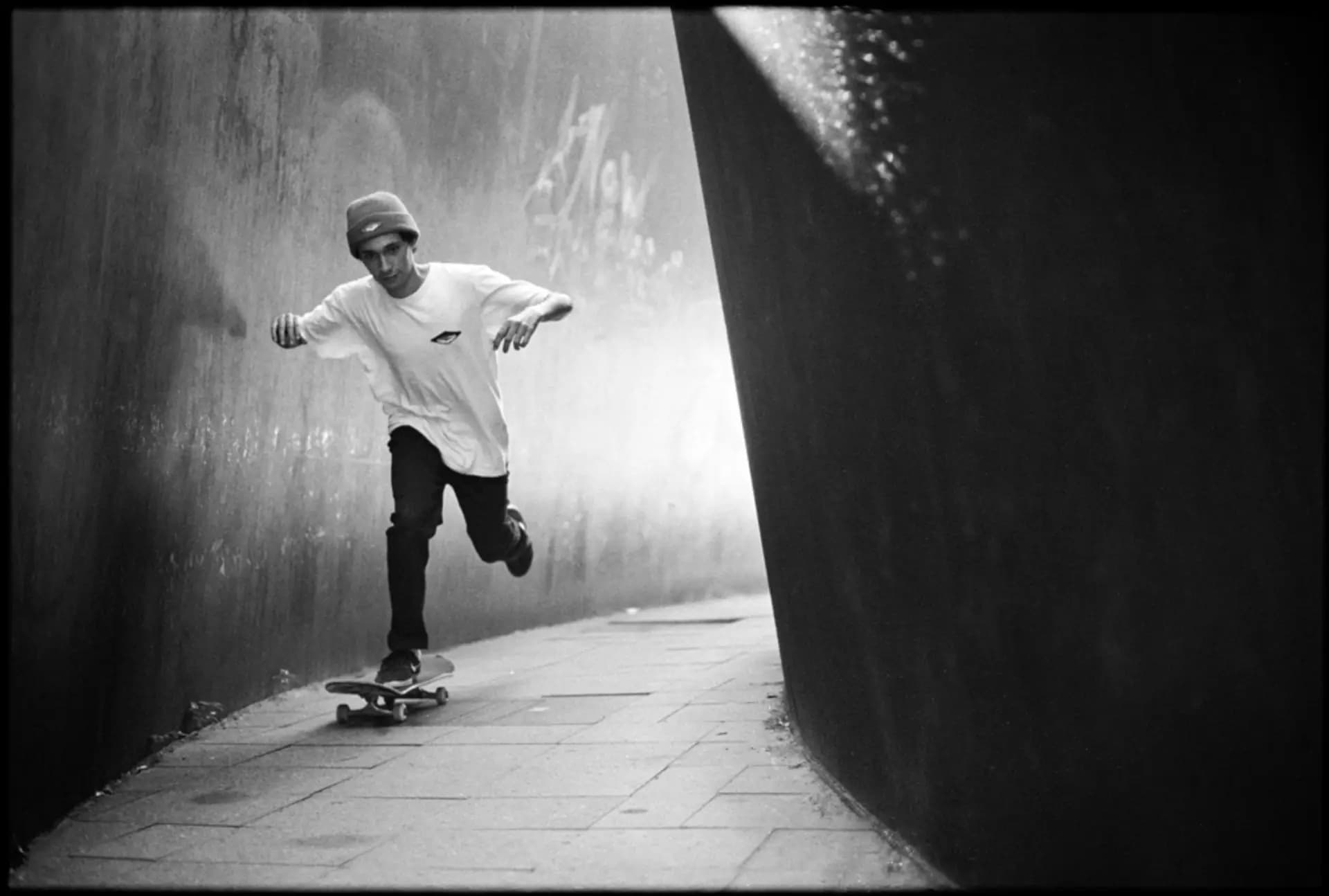 Ivan Cueje – Pushing durch Berlin, Skateboard Street-Fotografie von Carsten Beier
